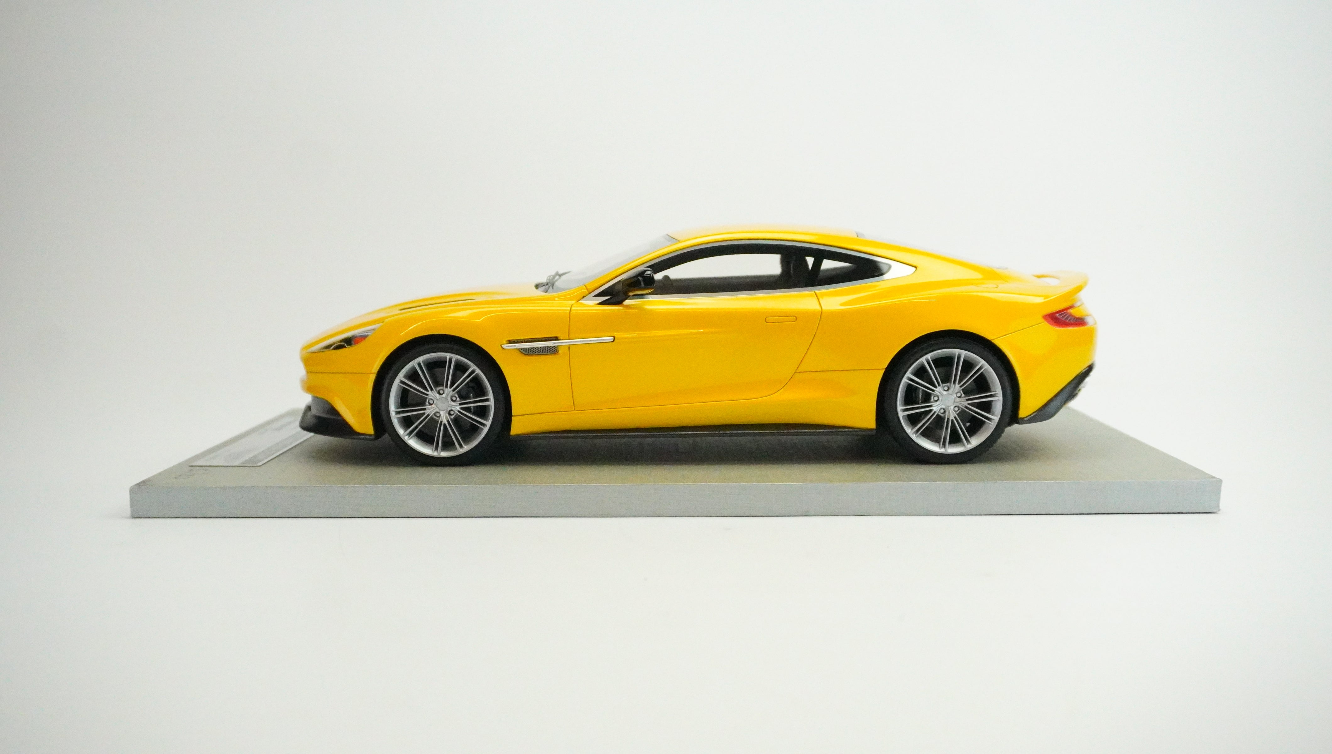 Aston Martin Vanquish Coupé Limited (No Box) 1:18