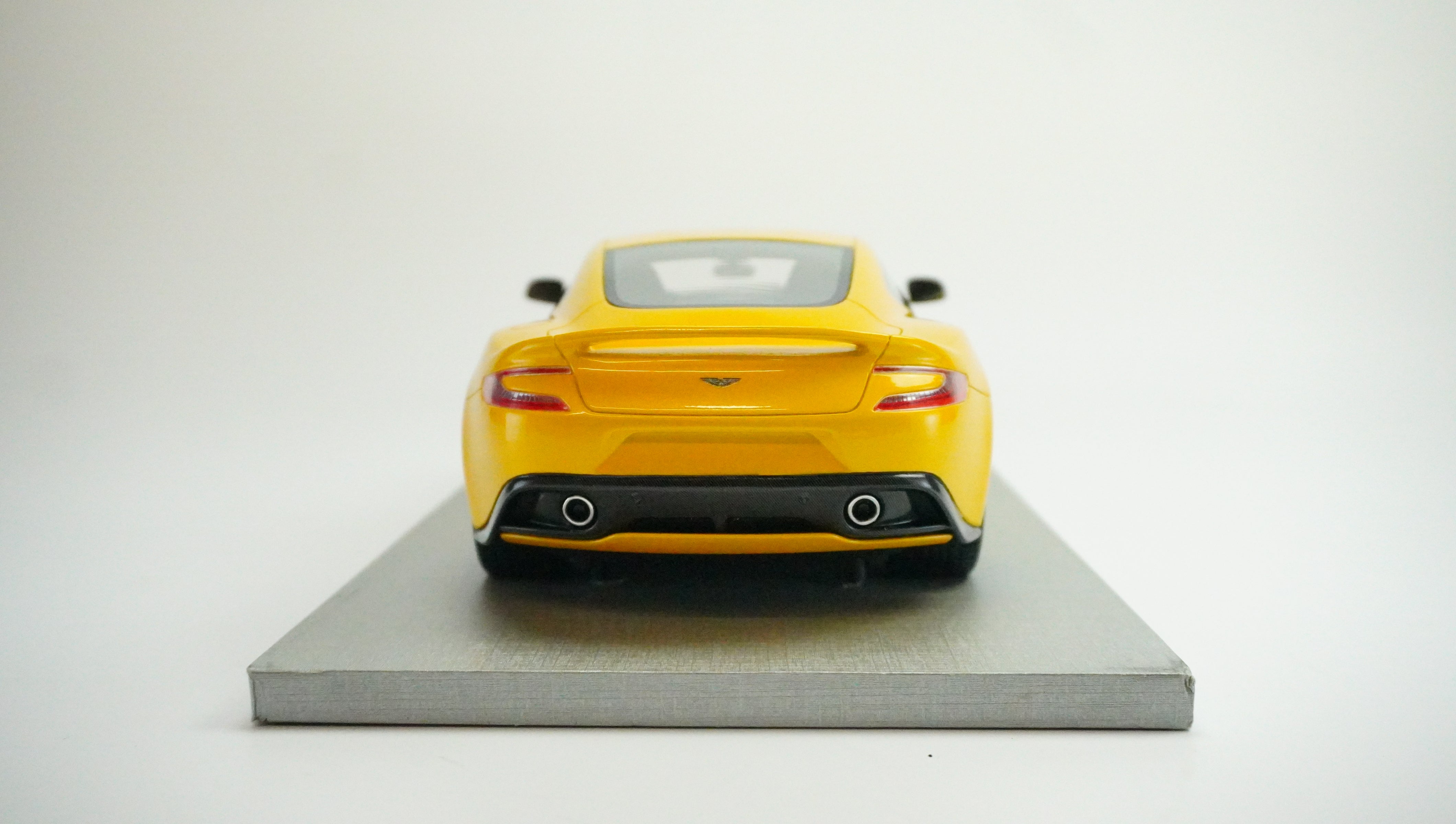 Aston Martin Vanquish Coupé Limited (No Box) 1:18