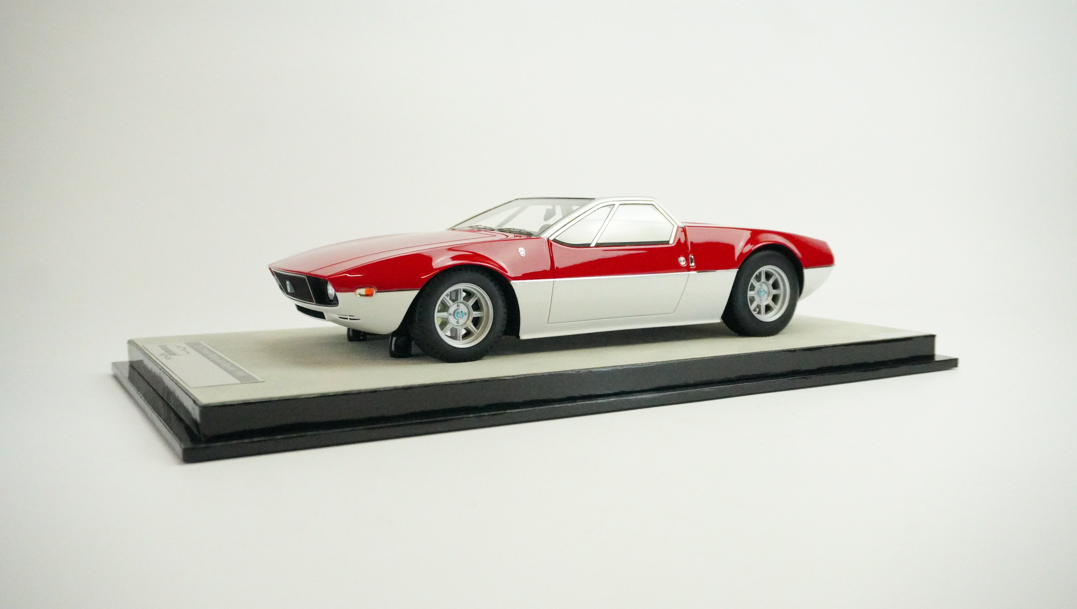 De Tomaso Mangusta Spyder 66 Limited (without box) 1:18