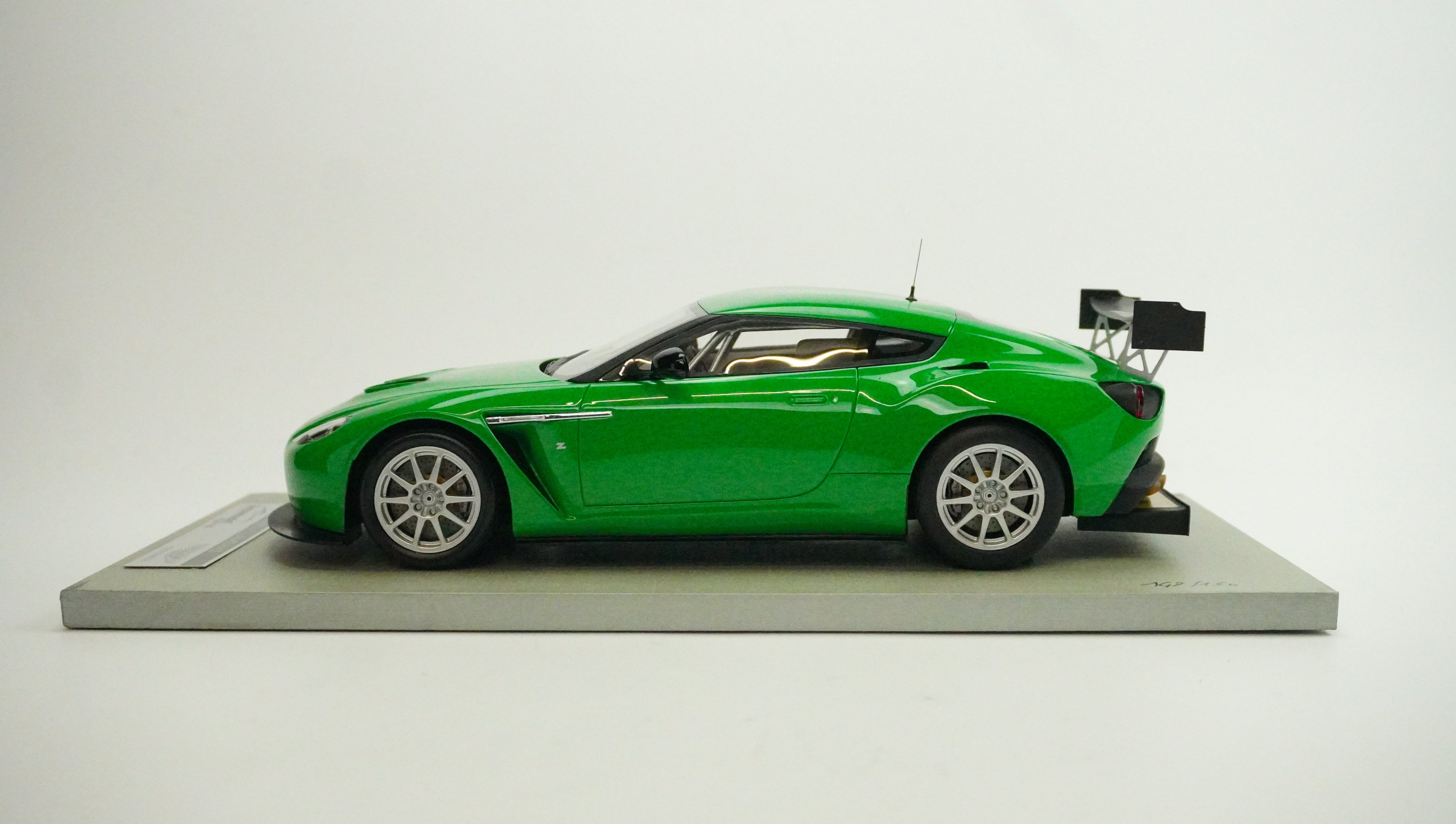 Aston Martin V12 Zagato Race Limited (without box) 1:18