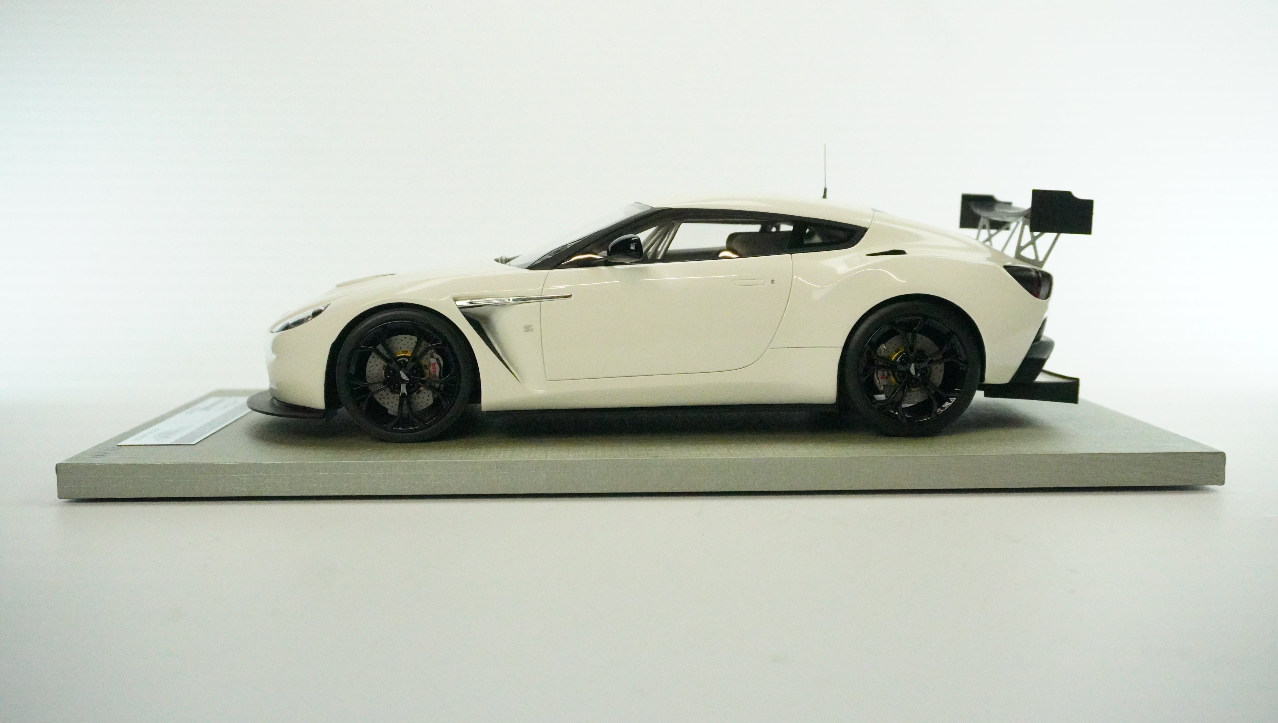 Aston Martin V12 Zagato Race Limited (without box) 1:18
