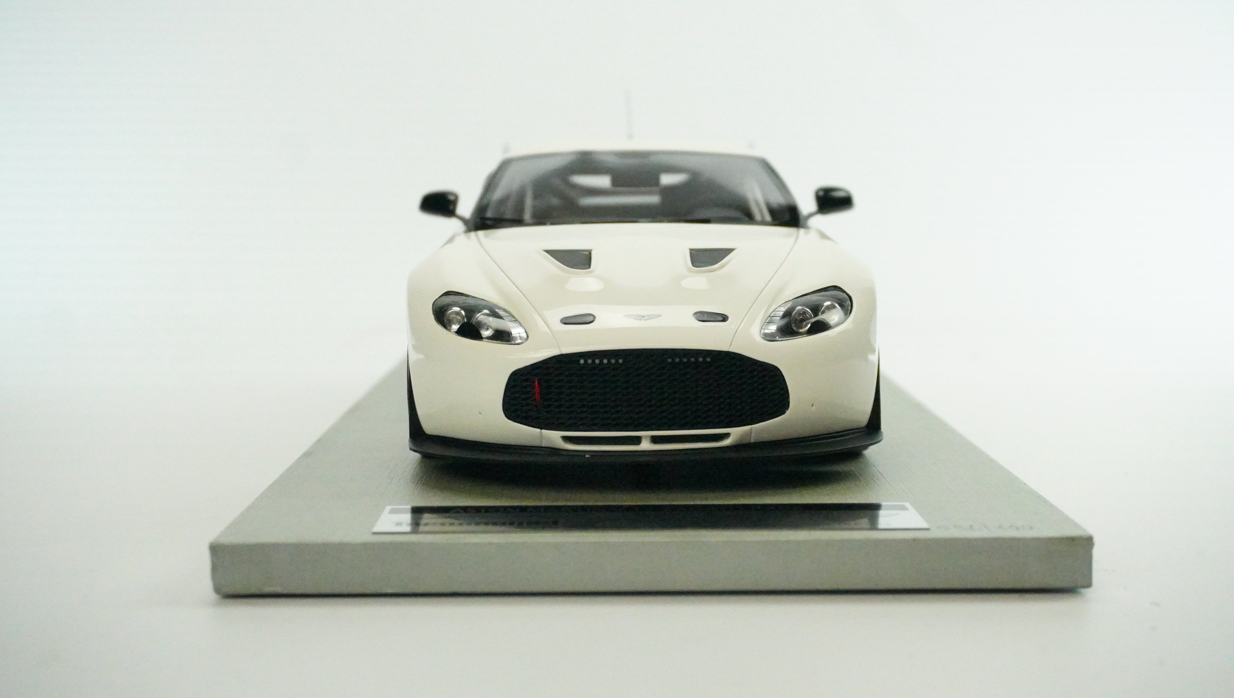 Aston Martin V12 Zagato Race Limited (without box) 1:18