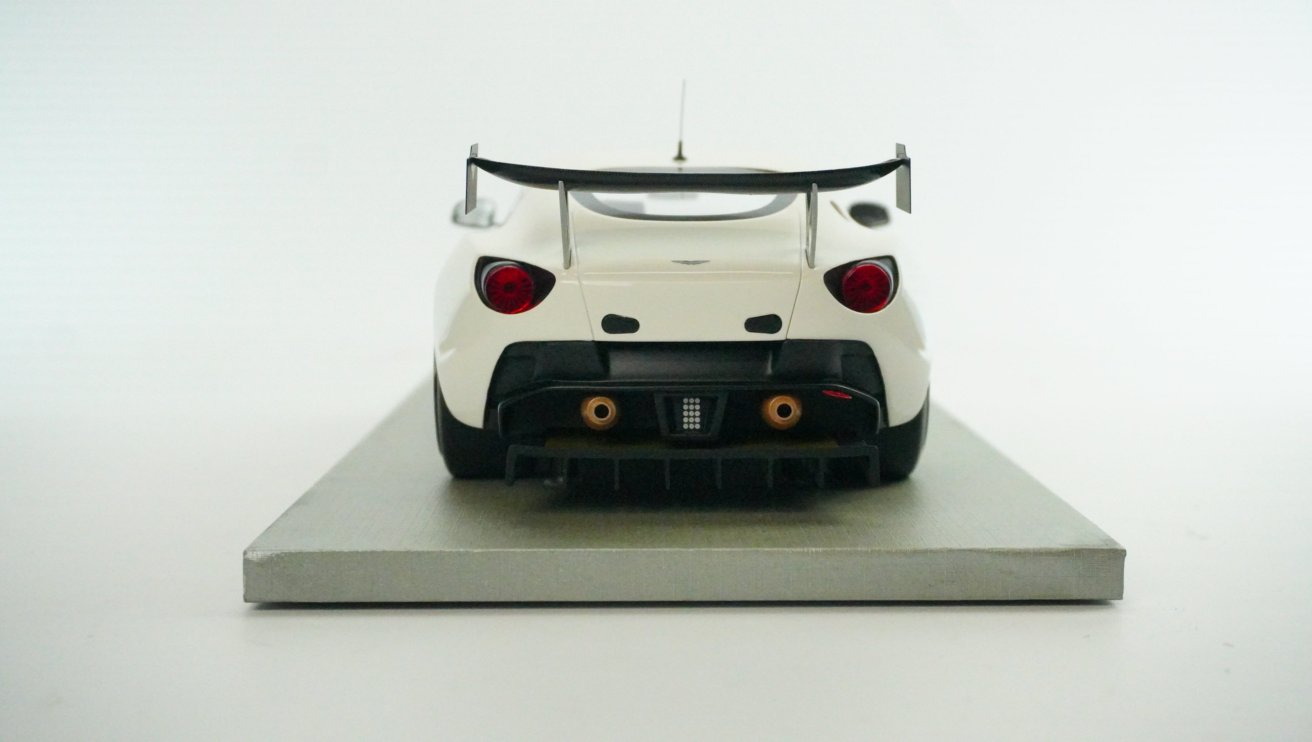 Aston Martin V12 Zagato Race Limited (without box) 1:18