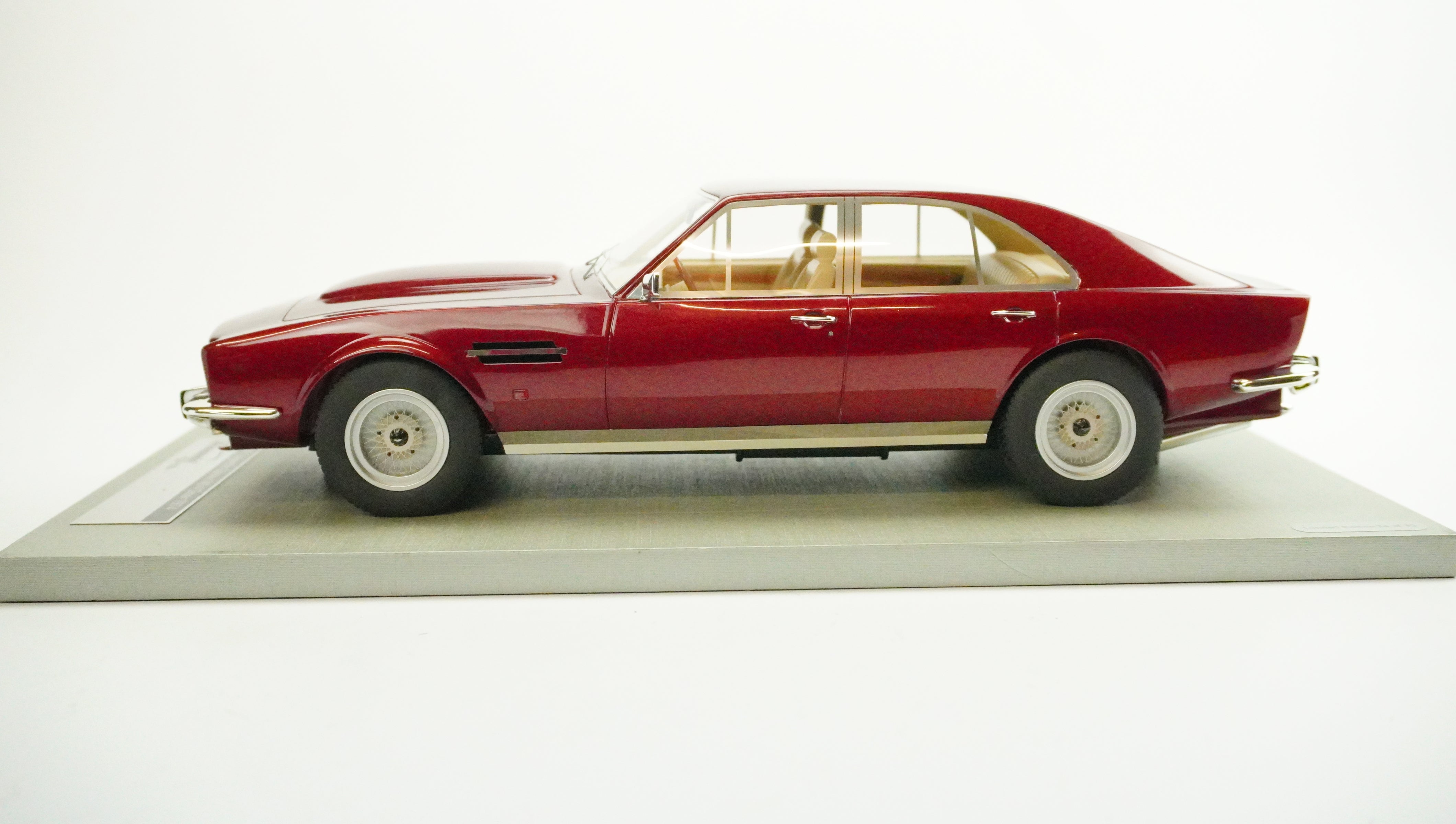 Aston Martin Lagonda Saloon Limited (without box) 1974 1:18