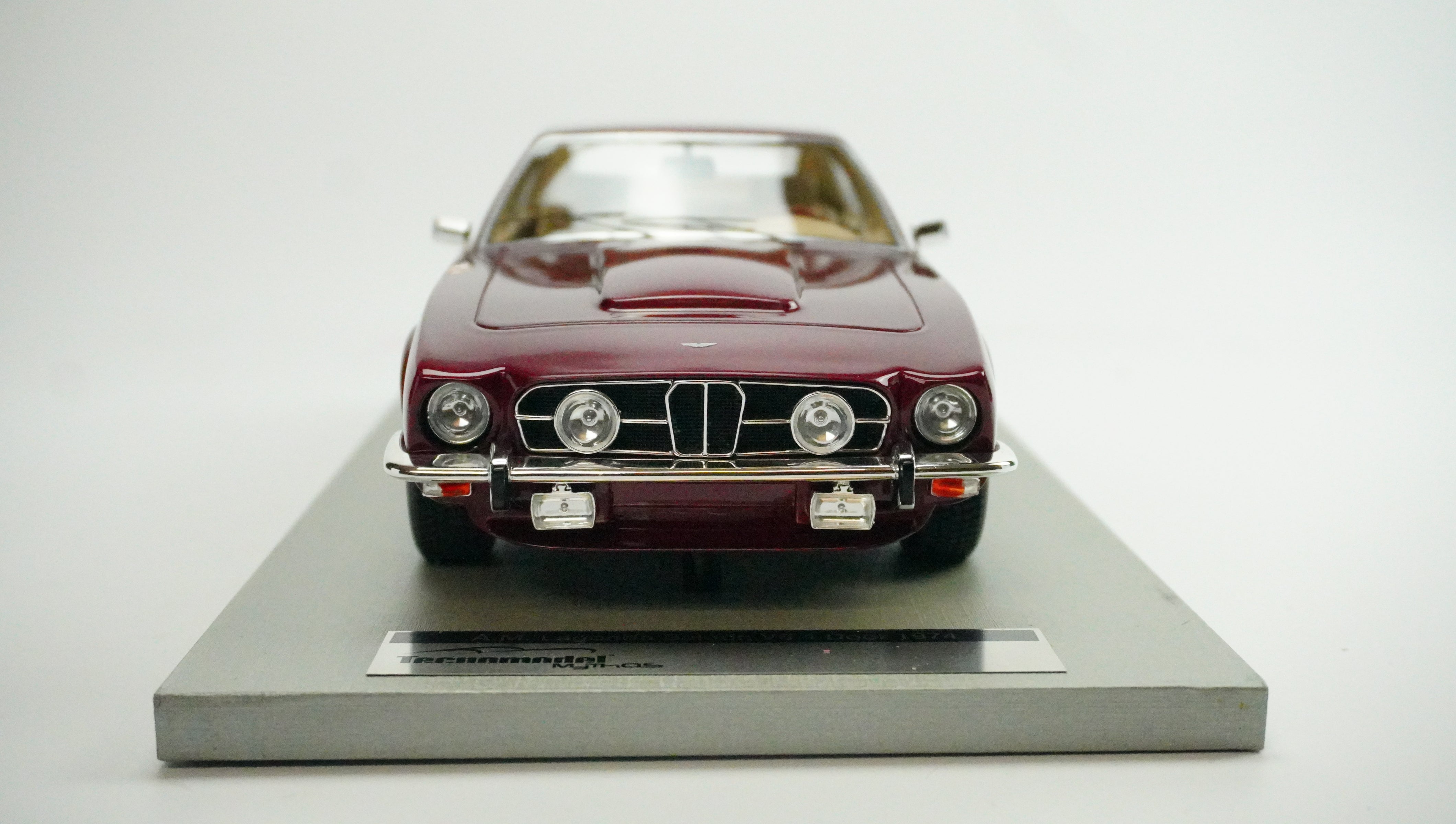 Aston Martin Lagonda Saloon Limited (without box) 1974 1:18