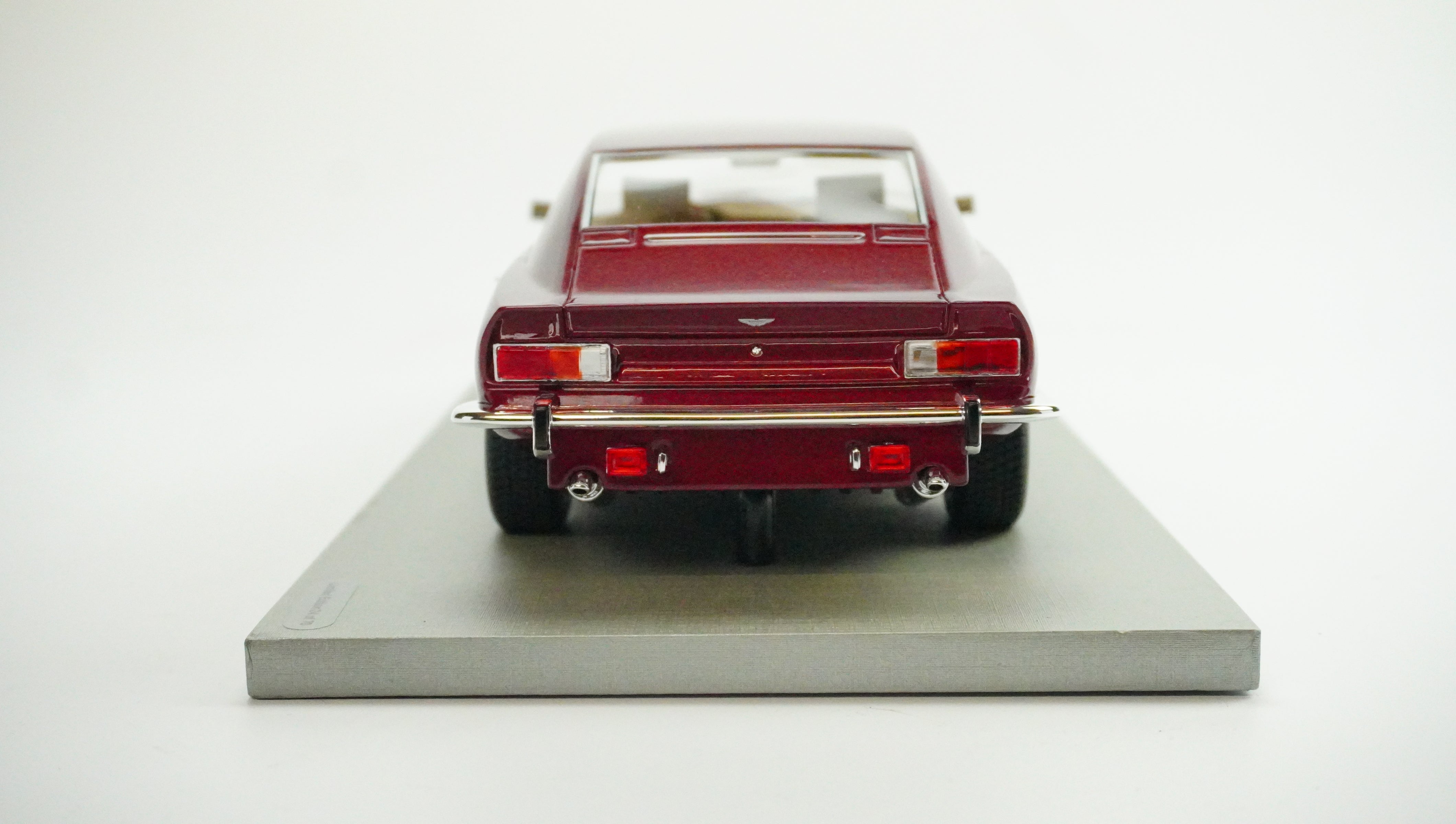 Aston Martin Lagonda Saloon Limited (without box) 1974 1:18