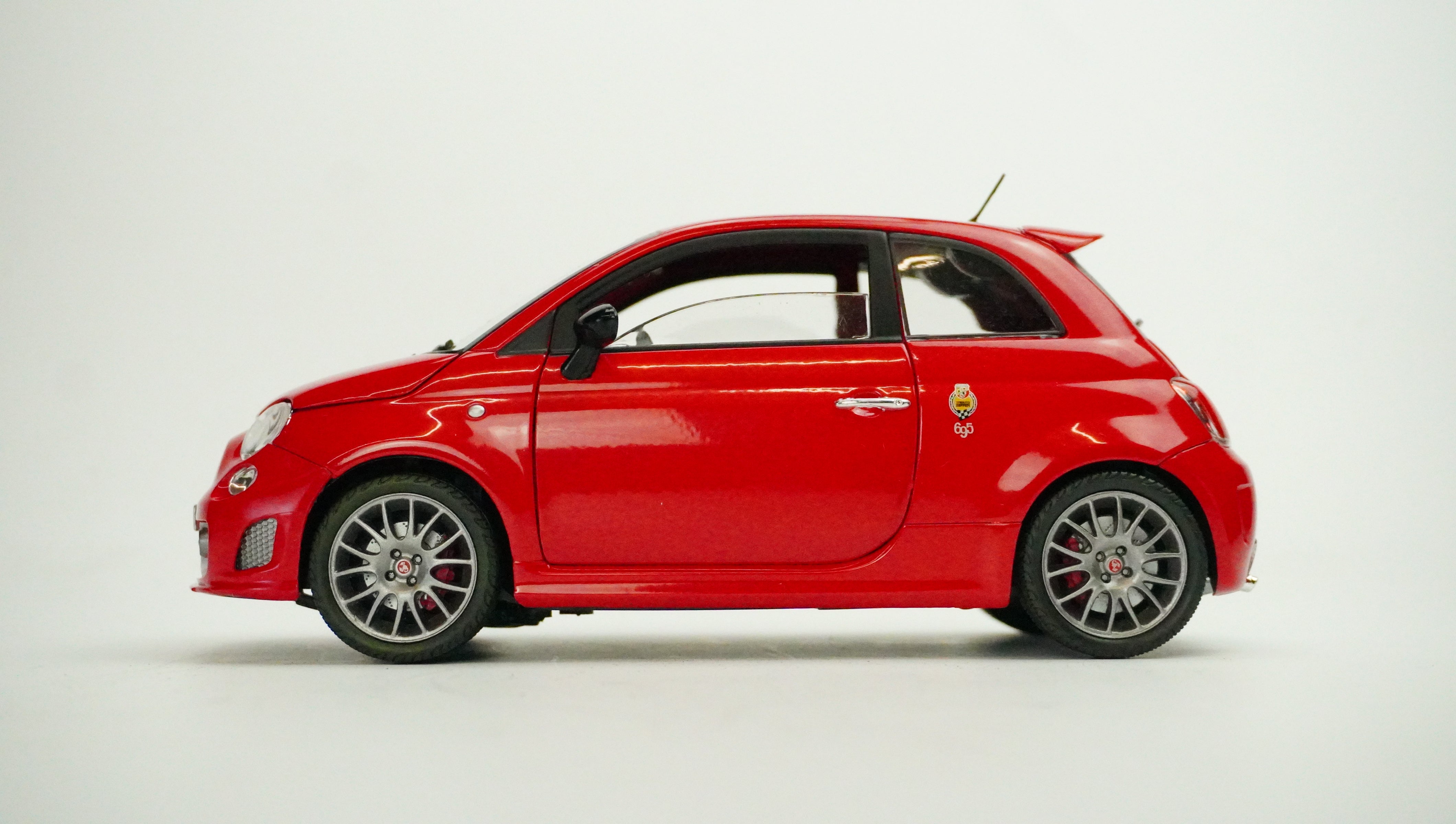 Fiat Abarth 695 Tribute 1:18
