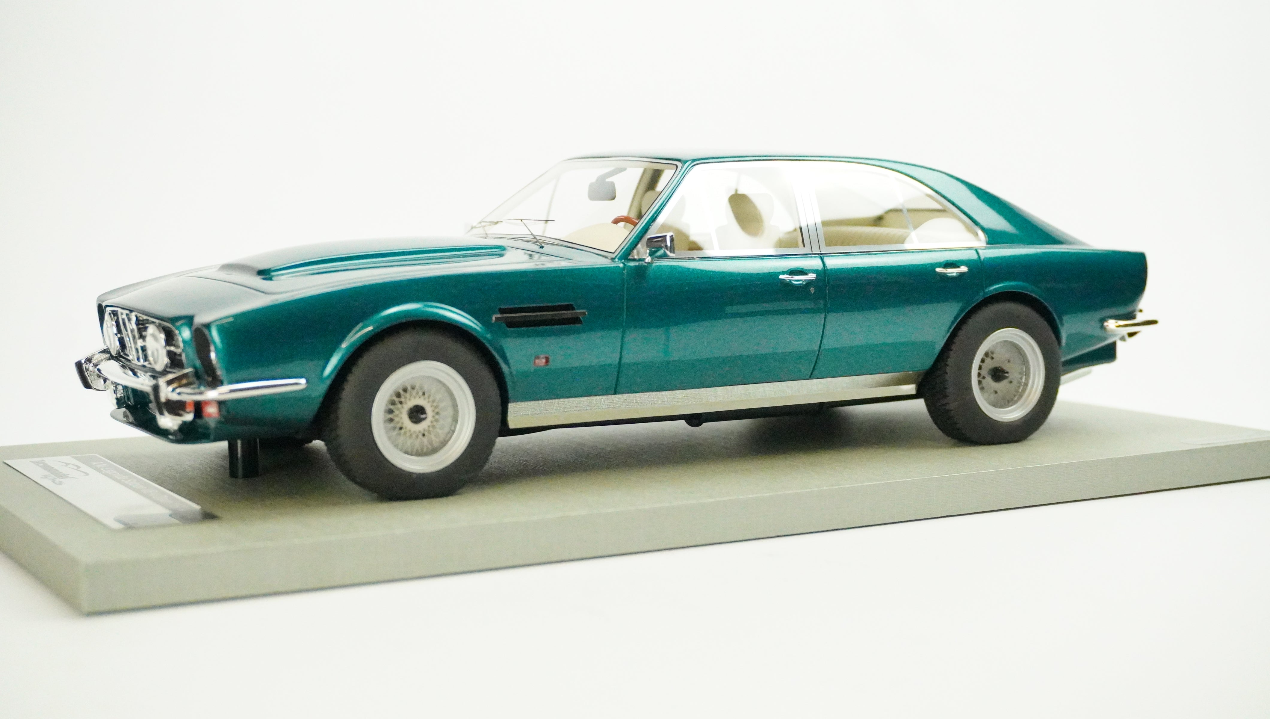 Aston Martin Lagonda Saloon Limited (without box) 1974 1:18