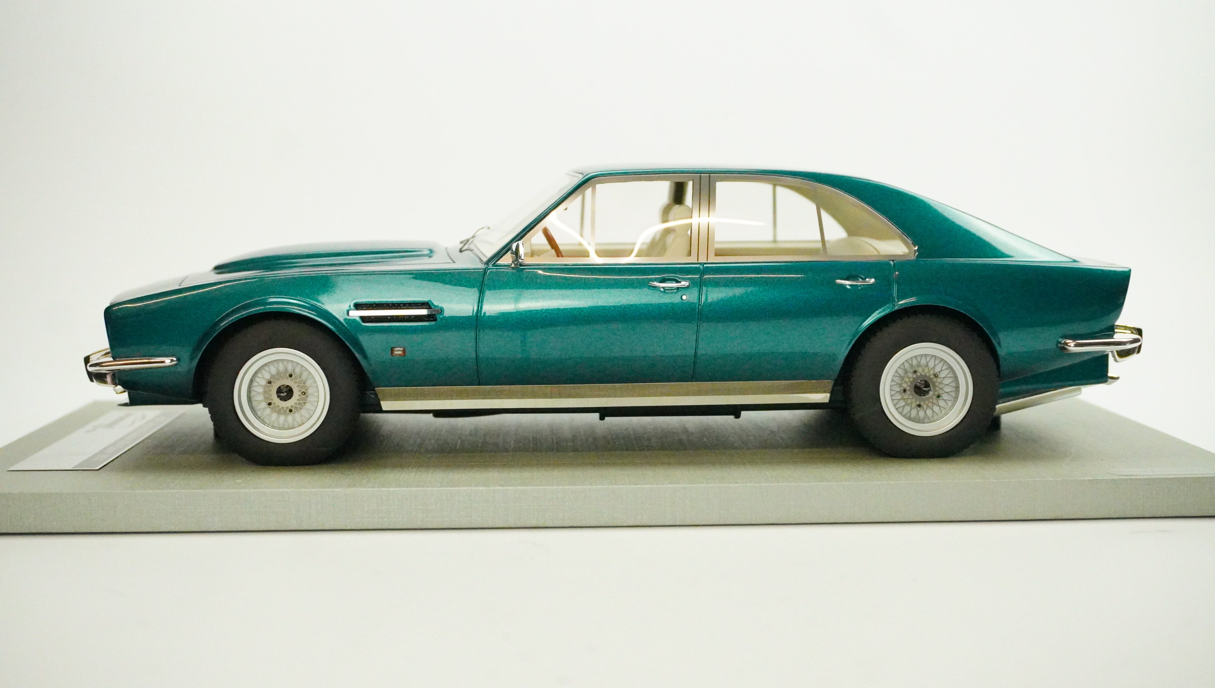Aston Martin Lagonda Saloon Limited (without box) 1974 1:18
