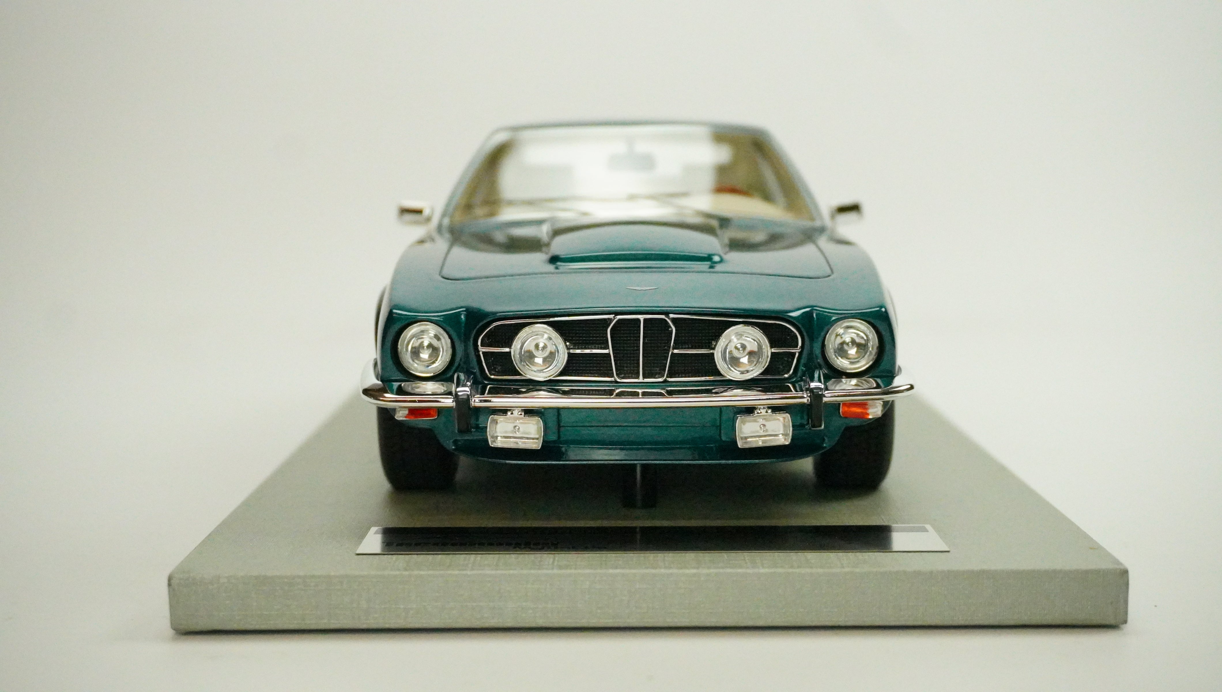 Aston Martin Lagonda Saloon Limited (without box) 1974 1:18