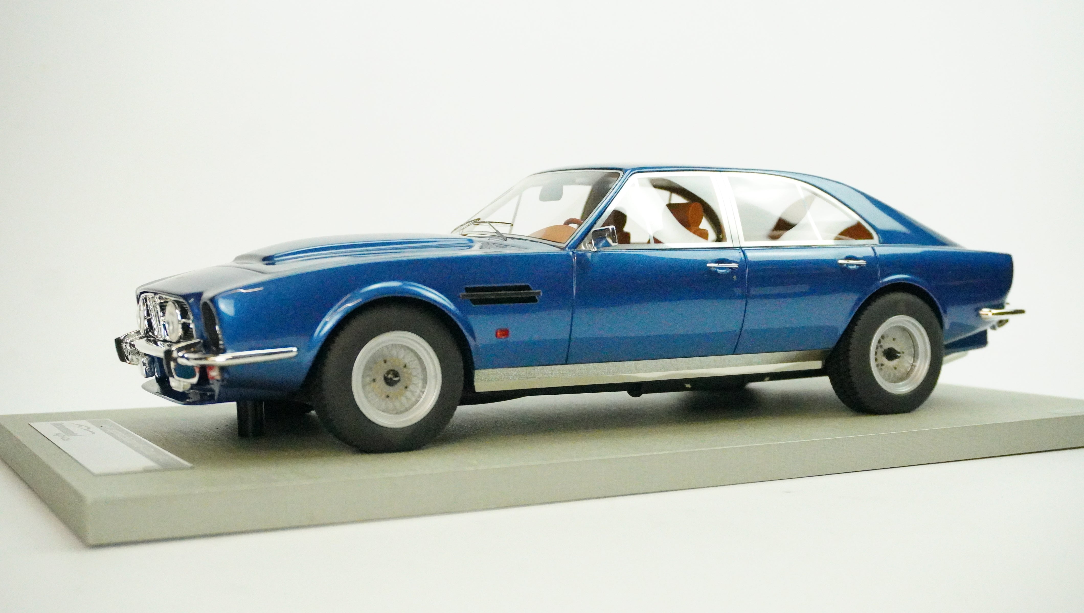 Aston Martin Lagonda Saloon Limited (without box) 1974 1:18