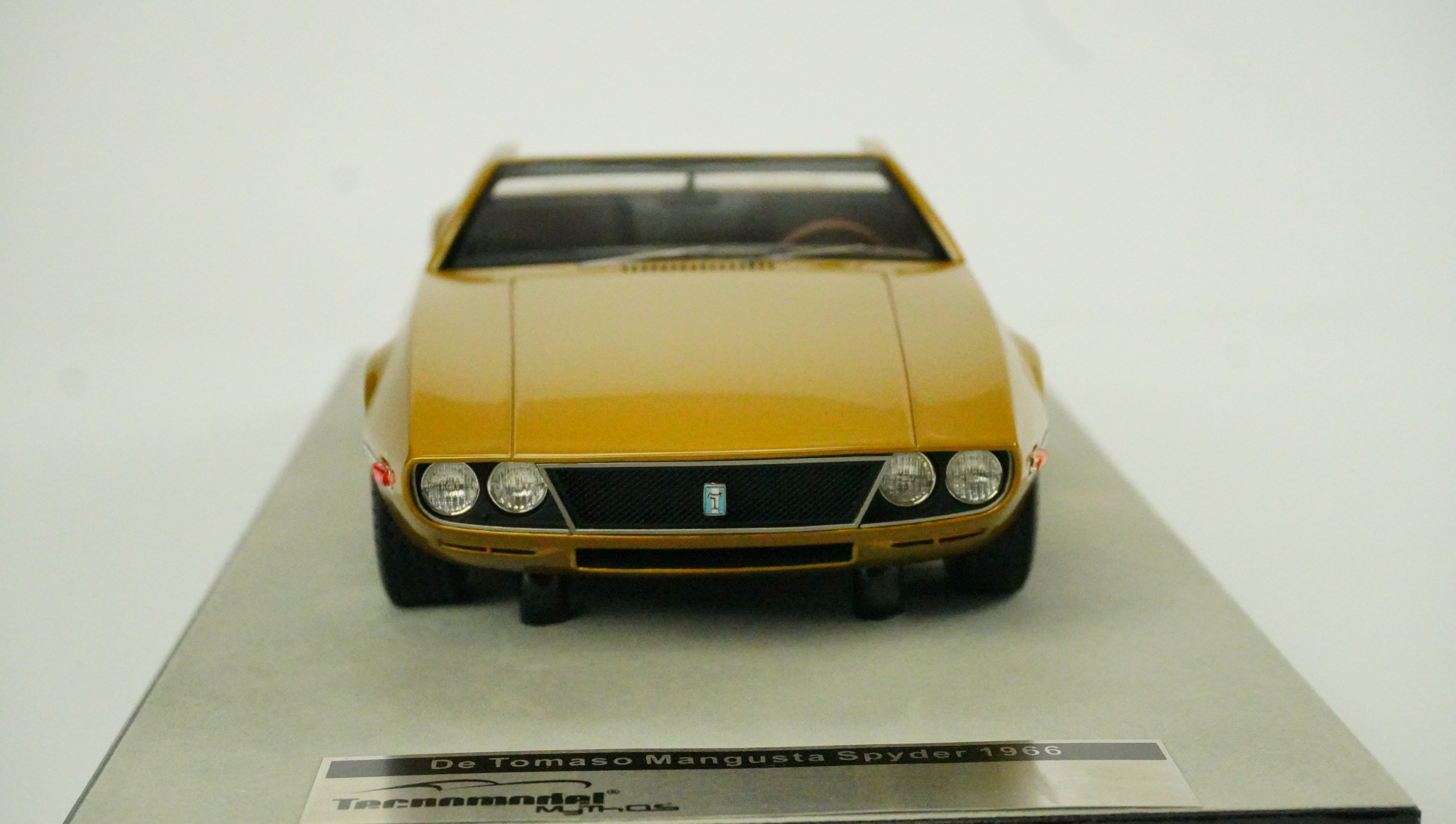 De Tomaso Mangusta Spyder Limited 1966 1:18