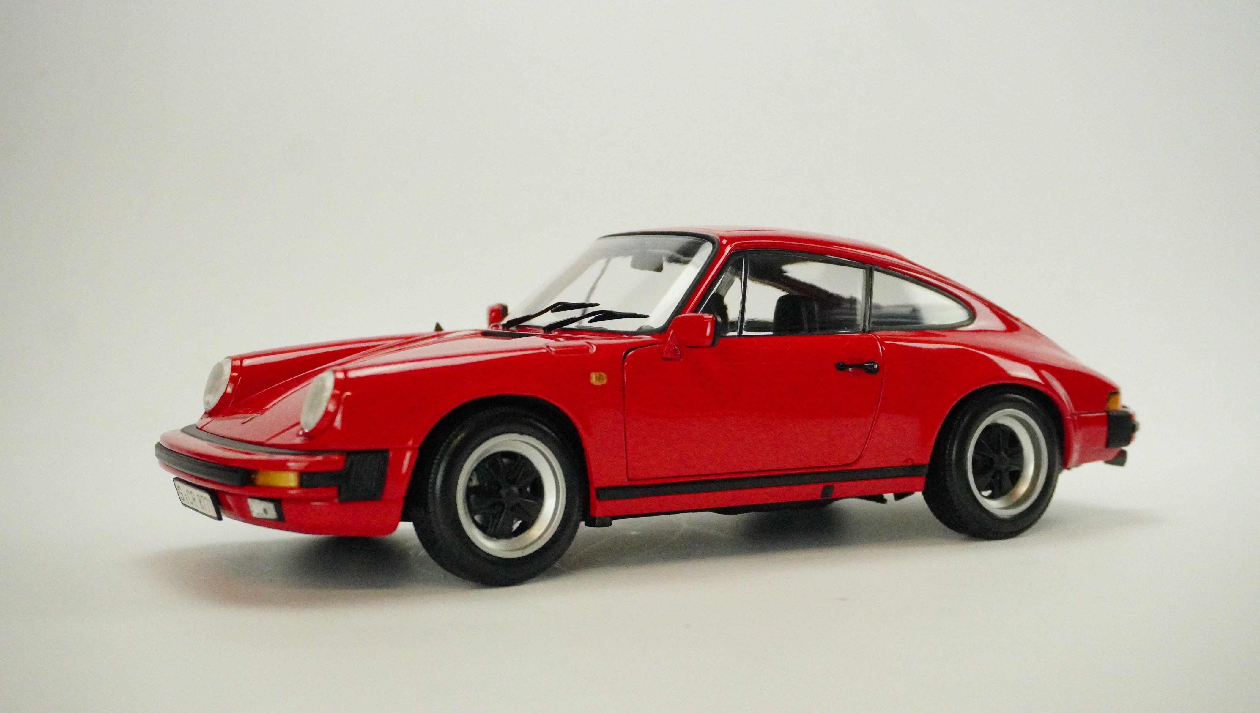 Porsche 911 Carrera 1983 1:18