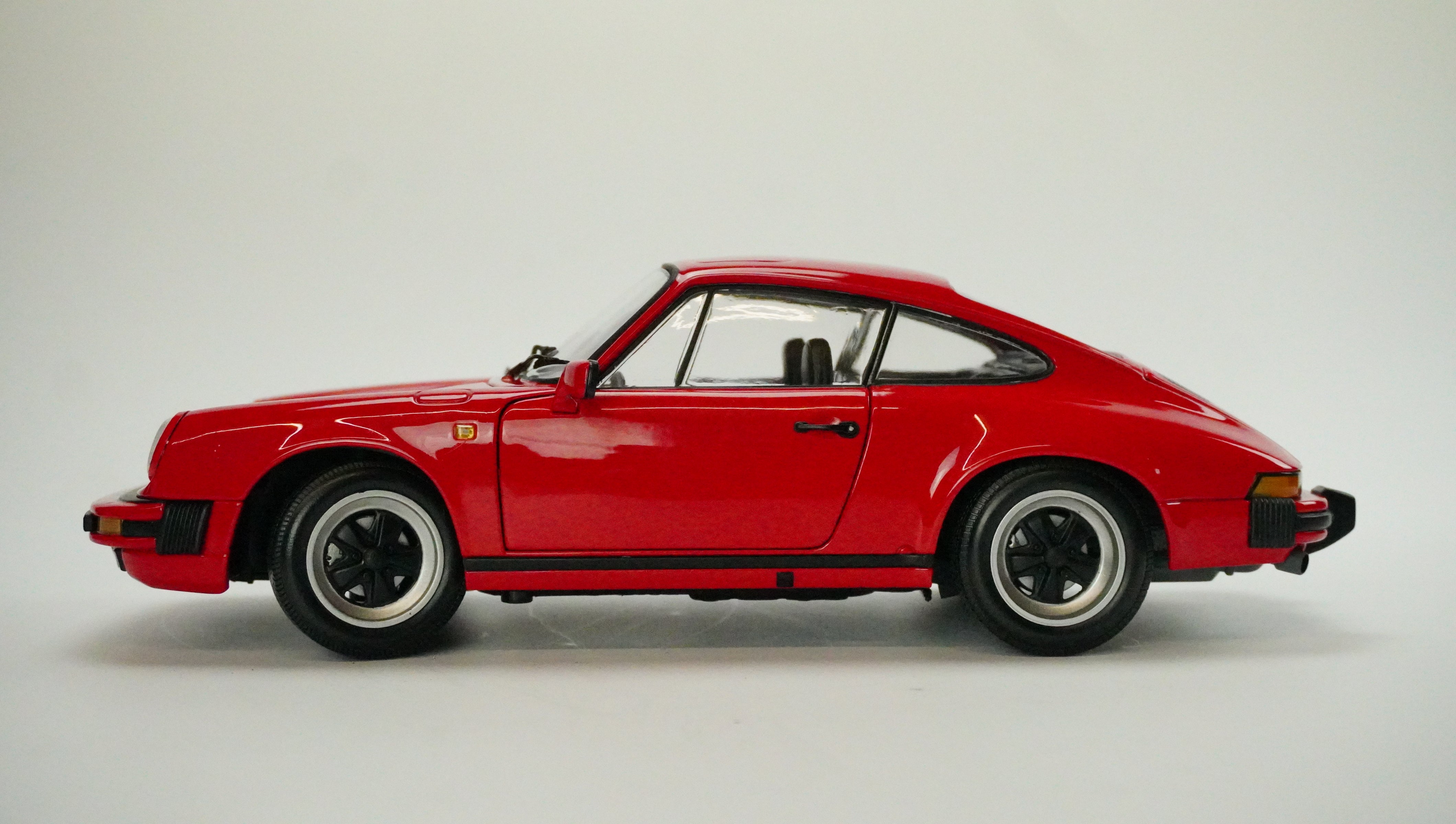 Porsche 911 Carrera 1983 1:18