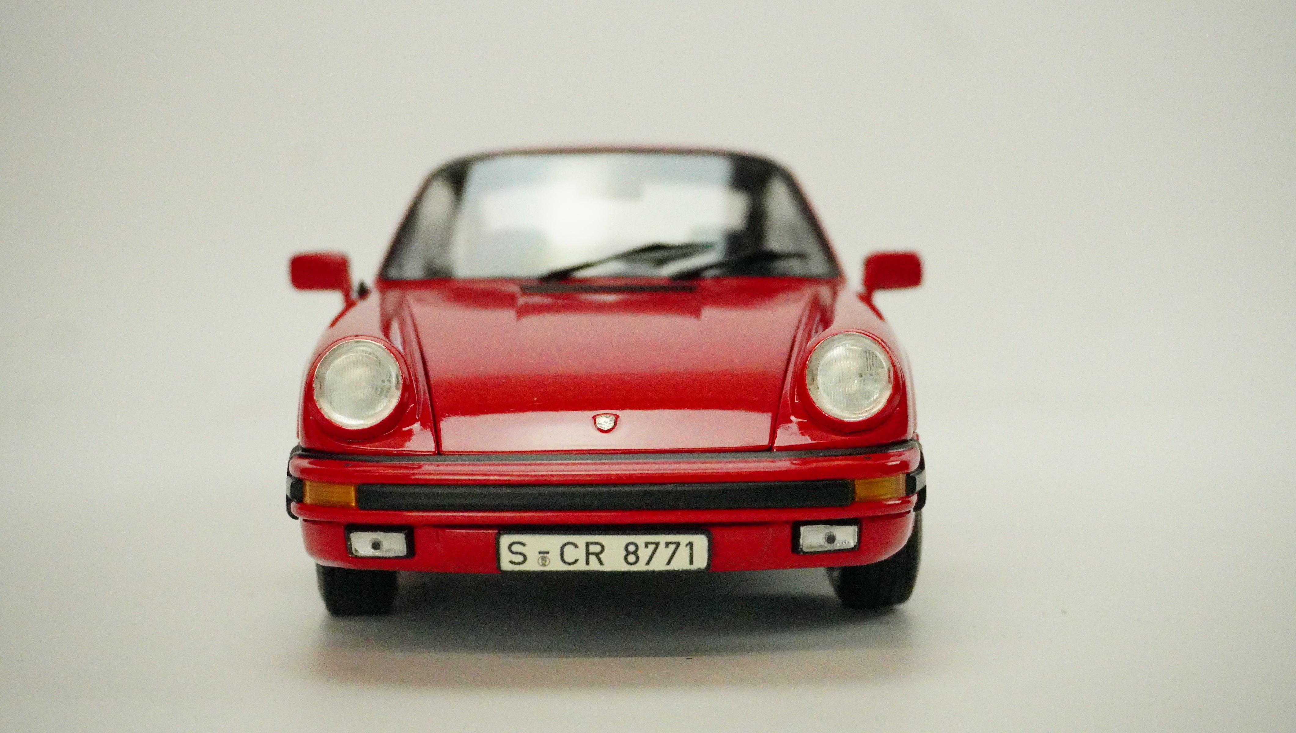 Porsche 911 Carrera 1983 1:18