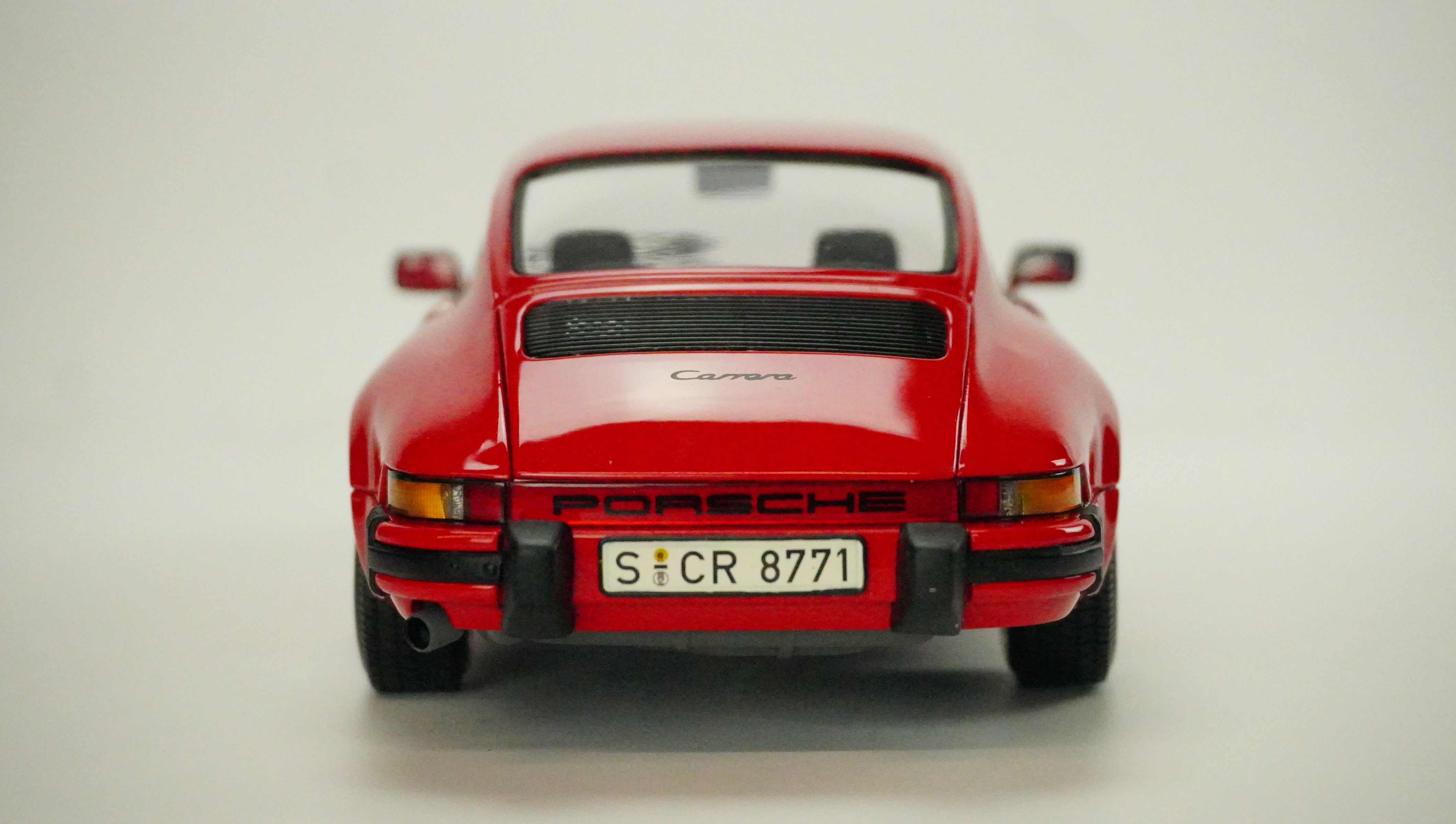 Porsche 911 Carrera 1983 1:18