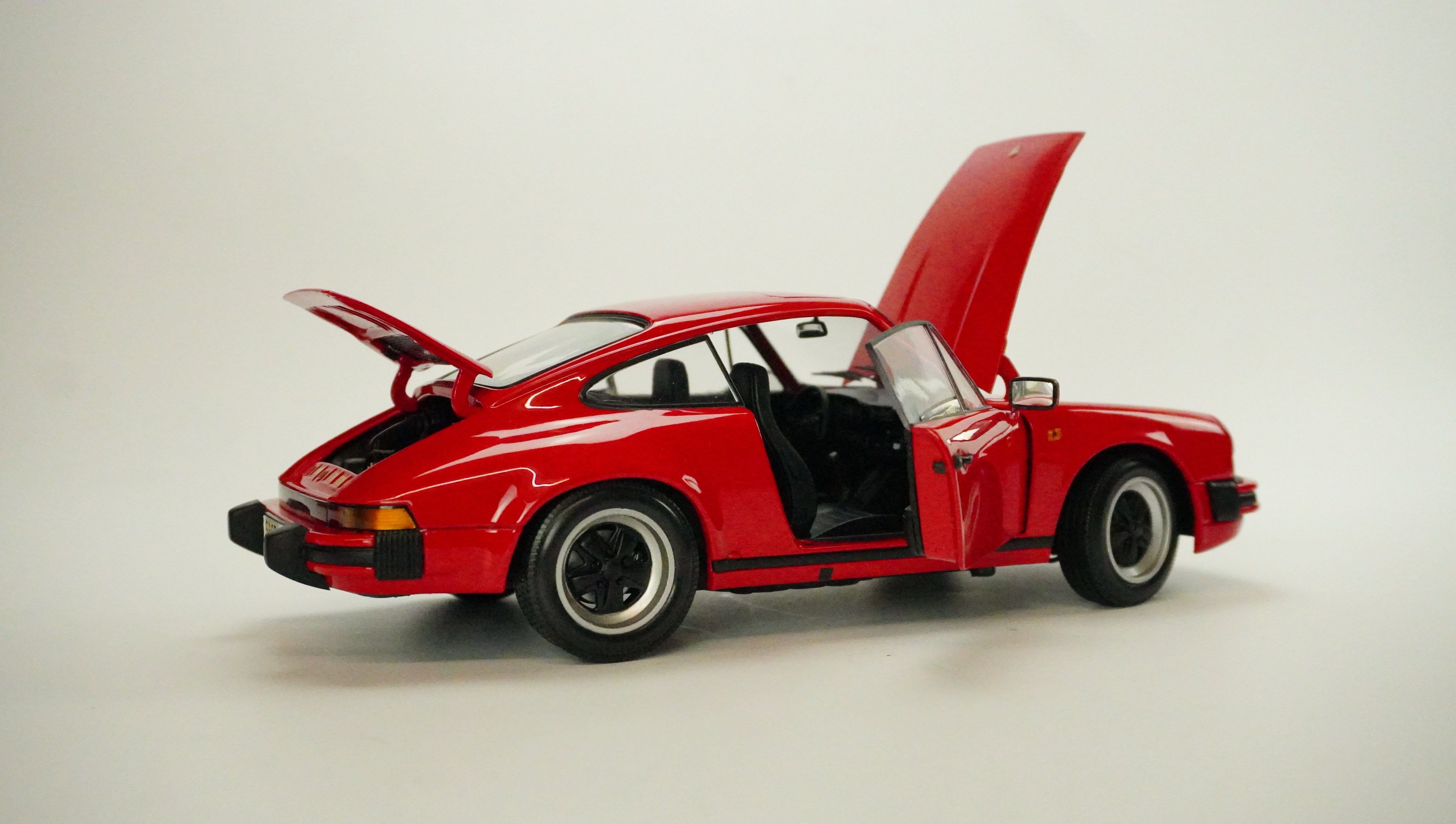 Porsche 911 Carrera 1983 1:18