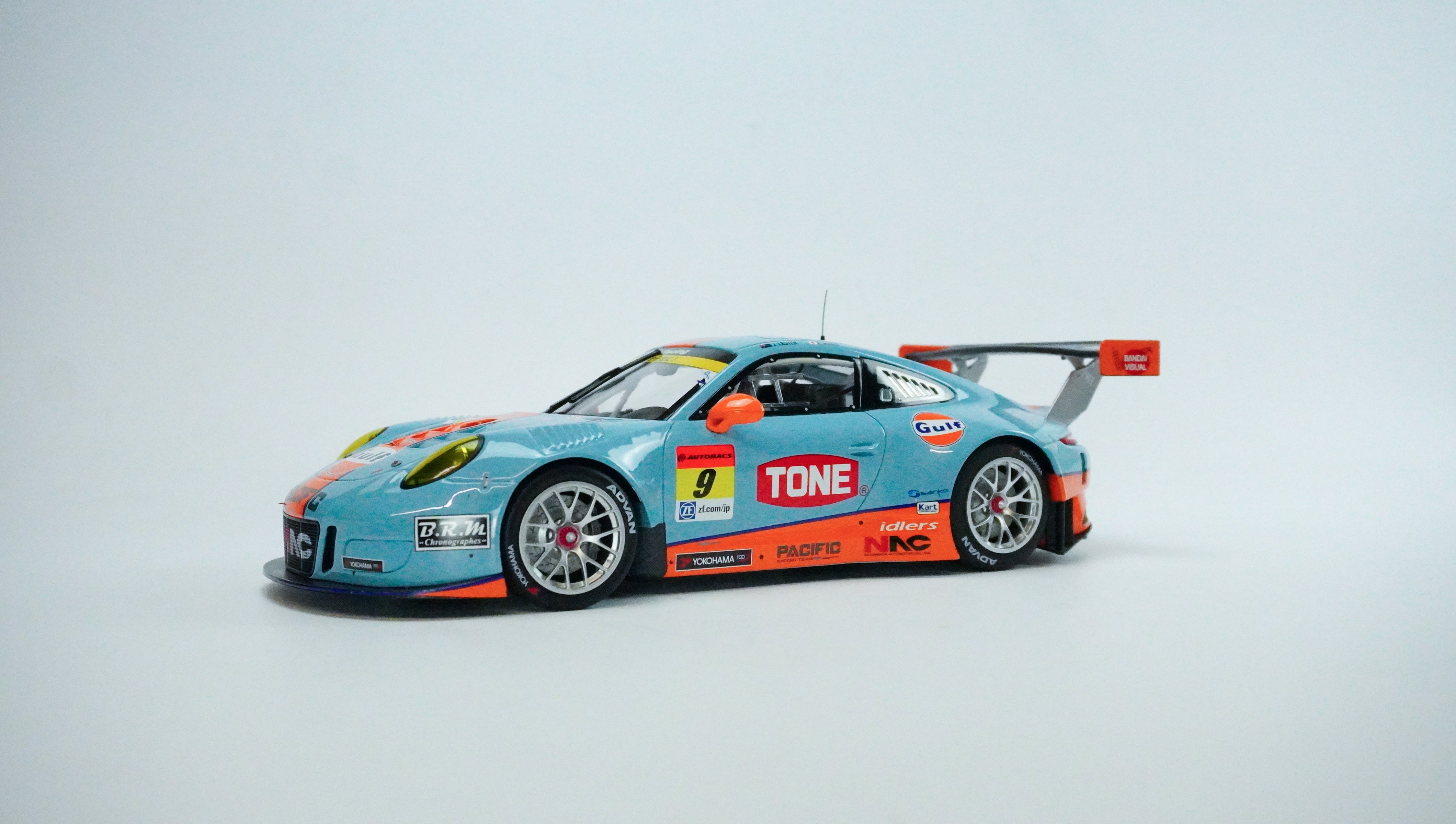 Porsche 911 GT3 R Gulf Racing Nr.9 Limited 2017 1:18