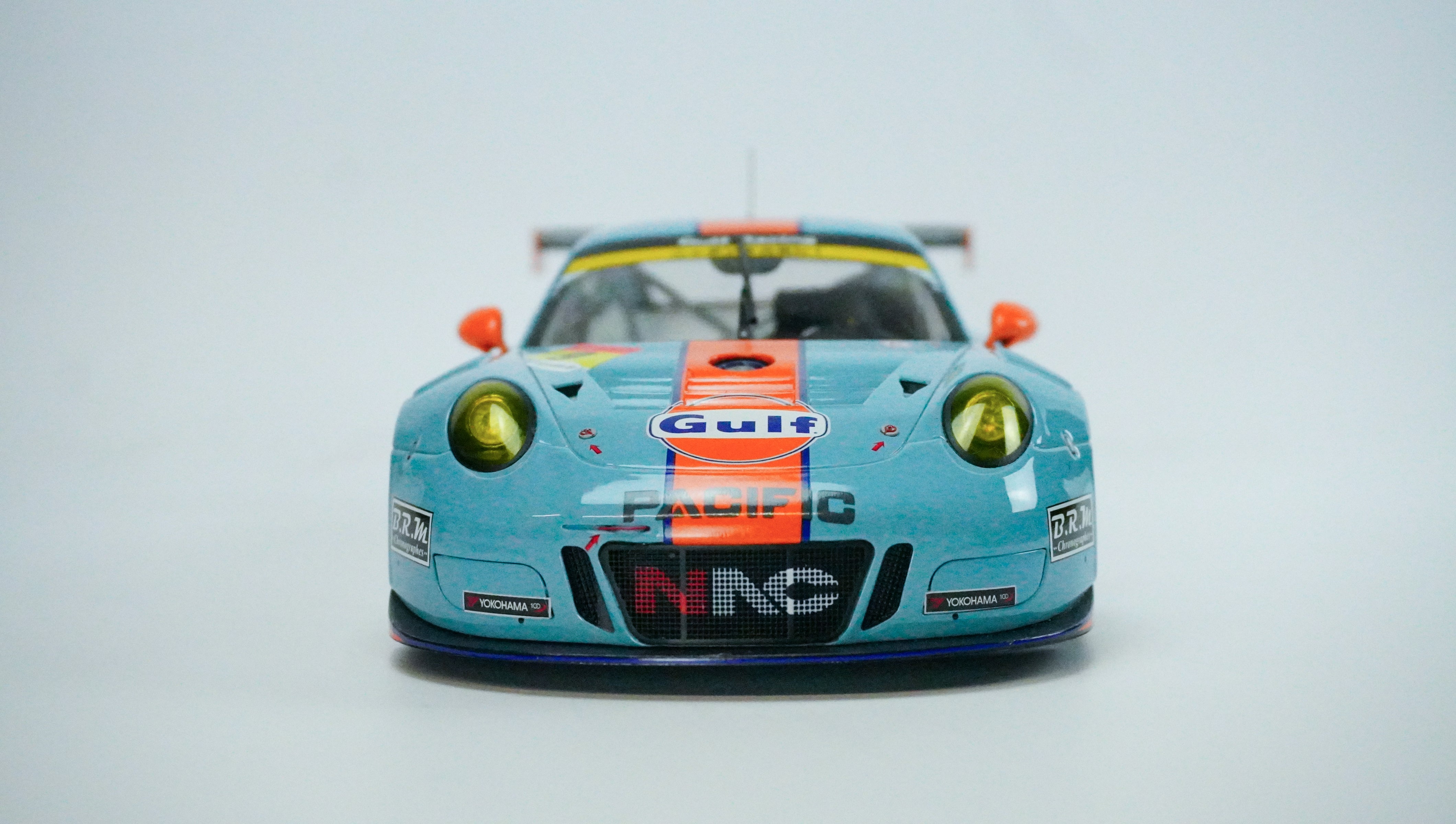 Porsche 911 GT3 R Gulf Racing Nr.9 Limited 2017 1:18