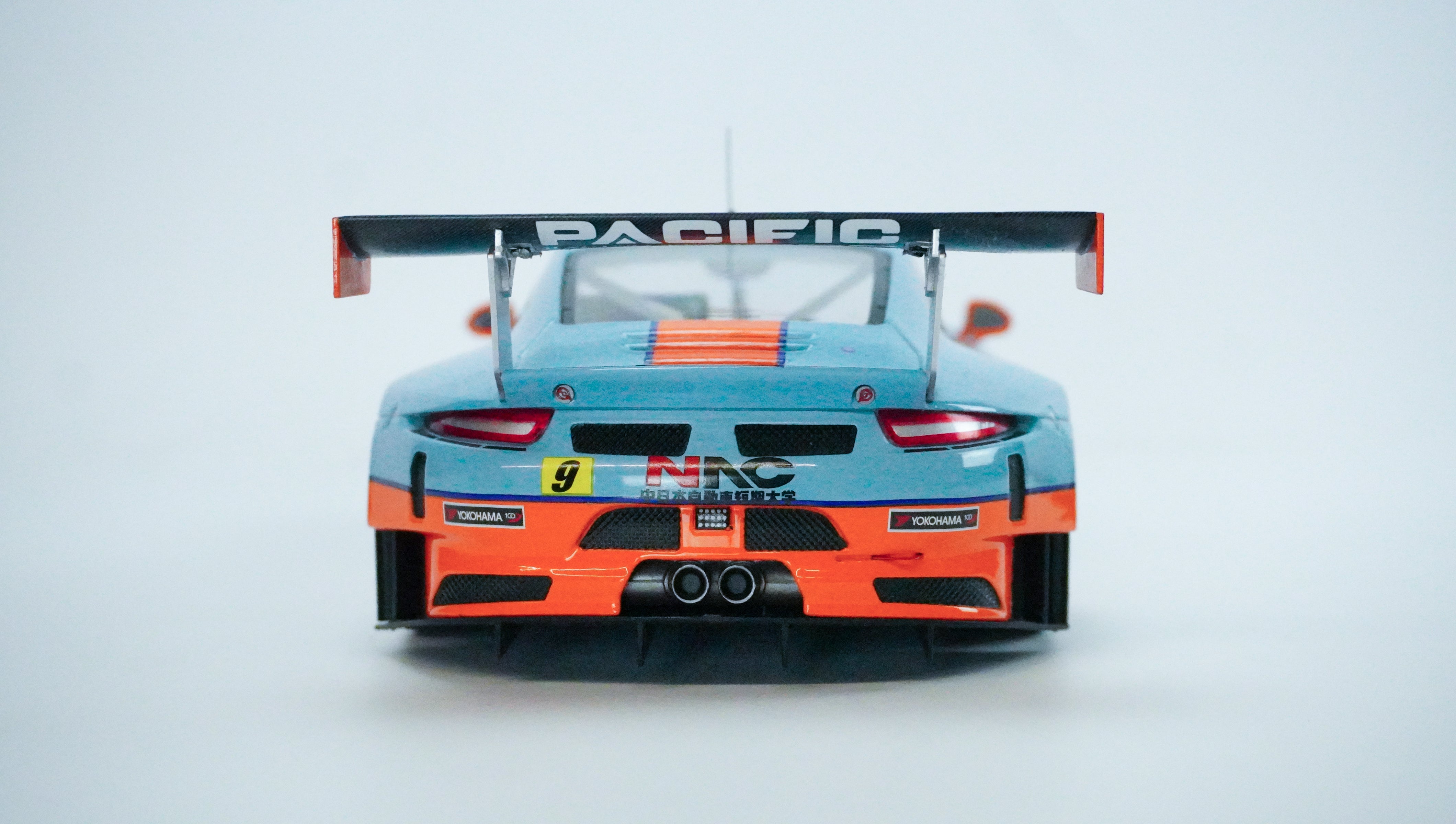 Porsche 911 GT3 R Gulf Racing Nr.9 Limited 2017 1:18