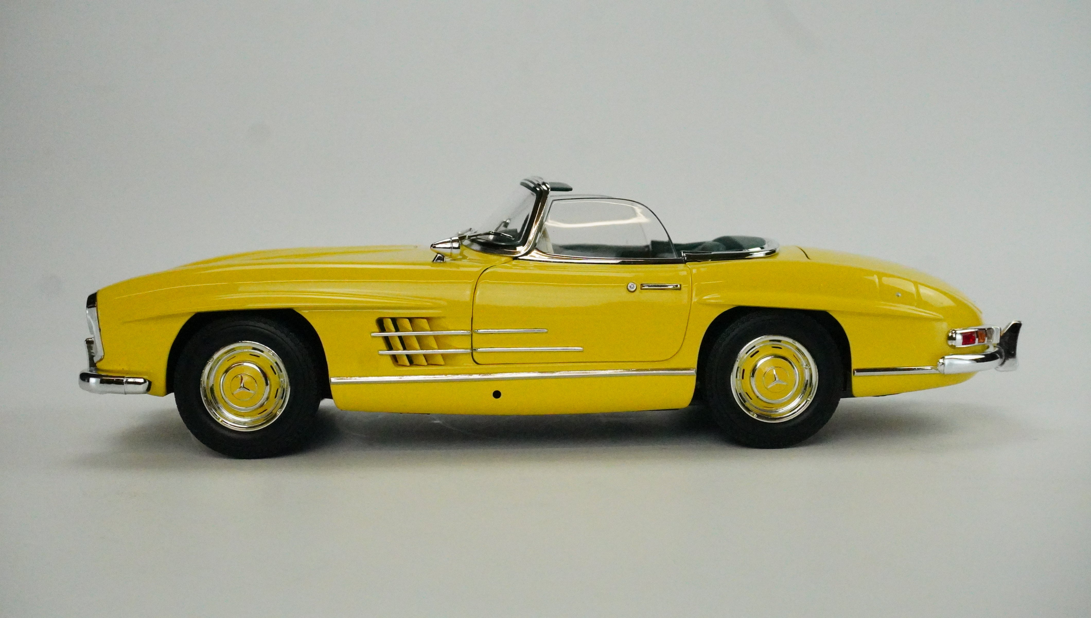 Mercedes Benz 300 SL Roadster (inkl. 2 Koffer) 1957 1:18