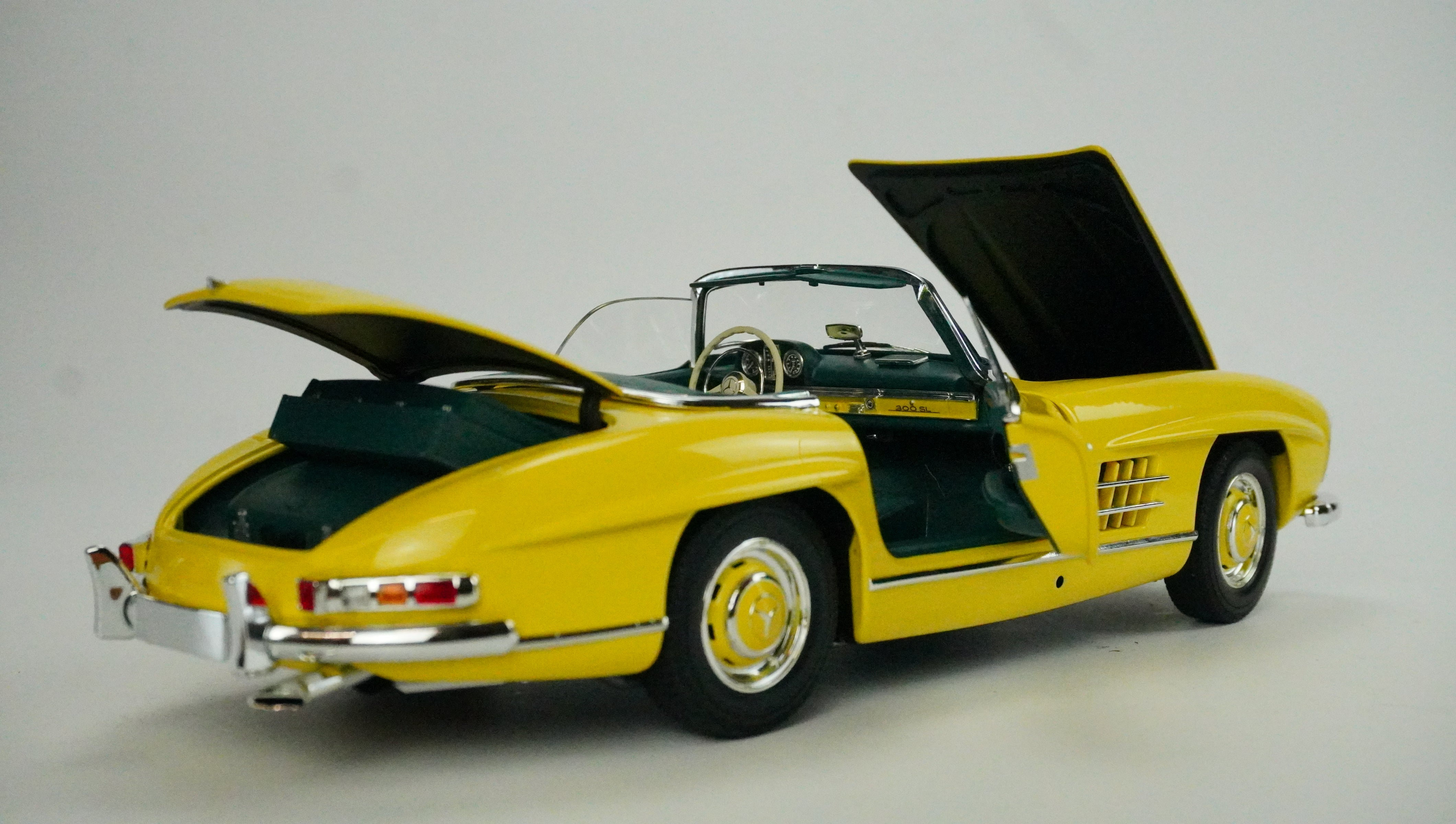Mercedes Benz 300 SL Roadster (inkl. 2 Koffer) 1957 1:18