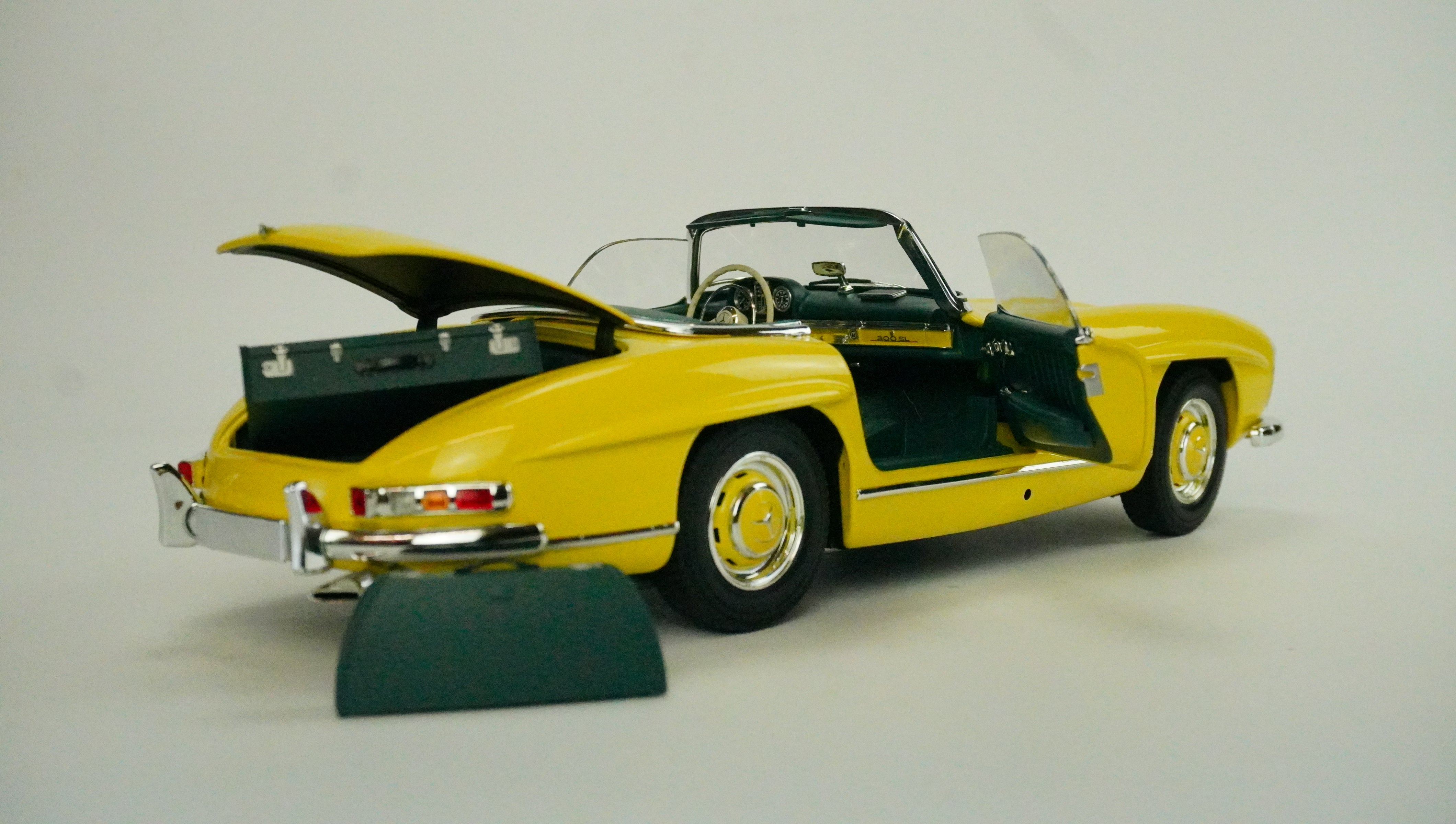 Mercedes Benz 300 SL Roadster (inkl. 2 Koffer) 1957 1:18