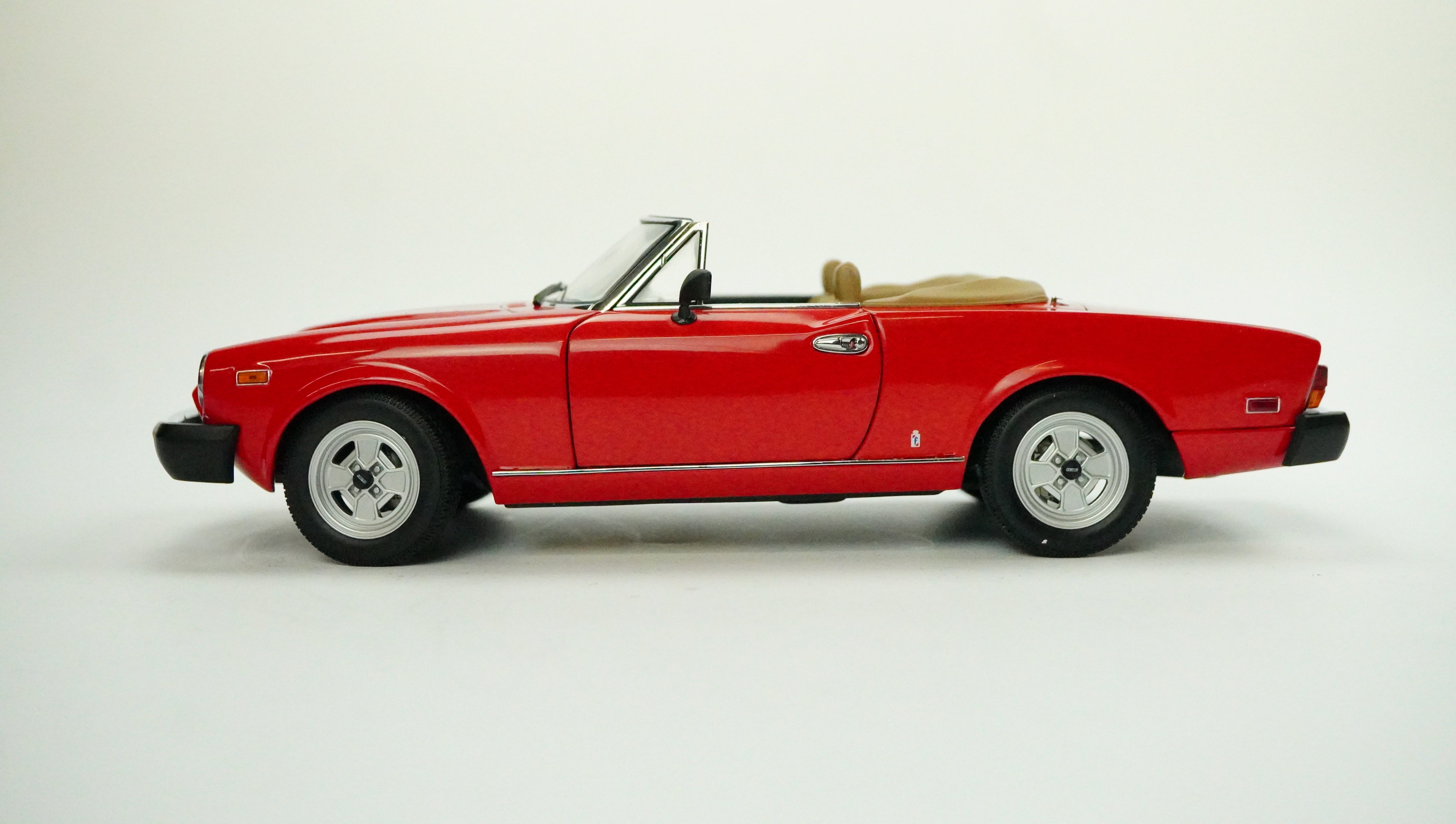 Fiat 124 Spider 1966 1:18