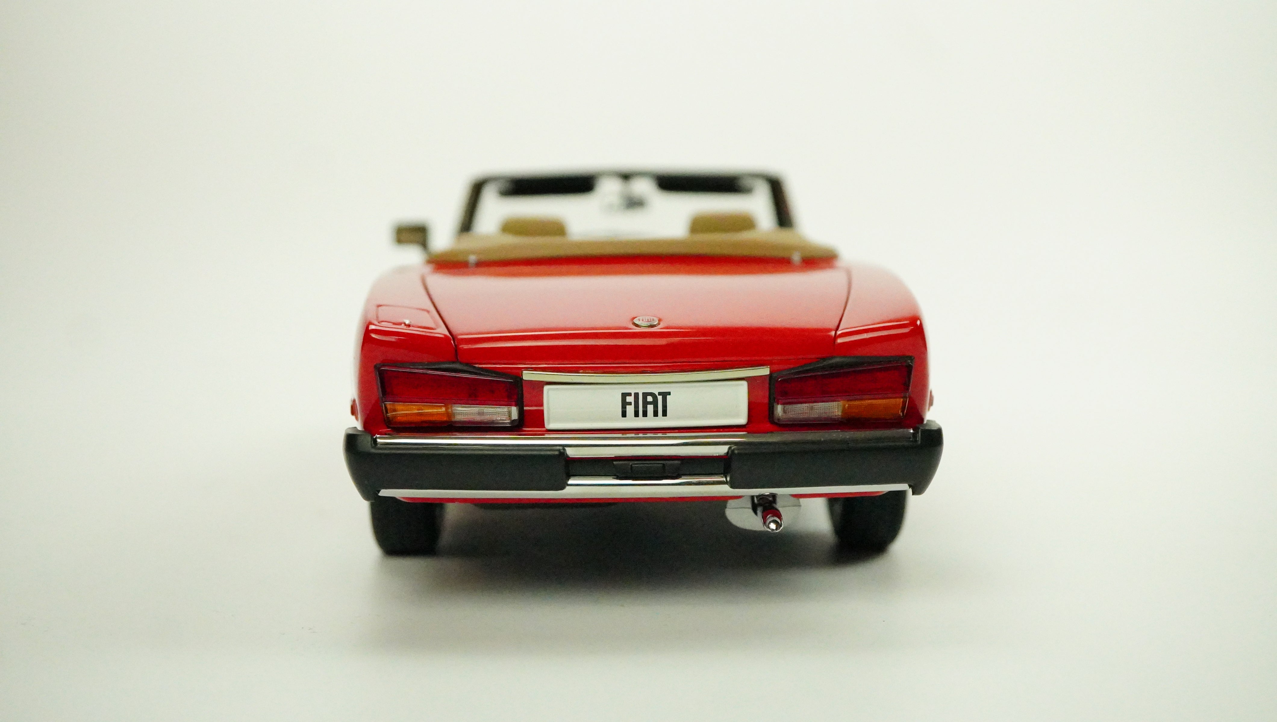Fiat 124 Spider 1966 1:18