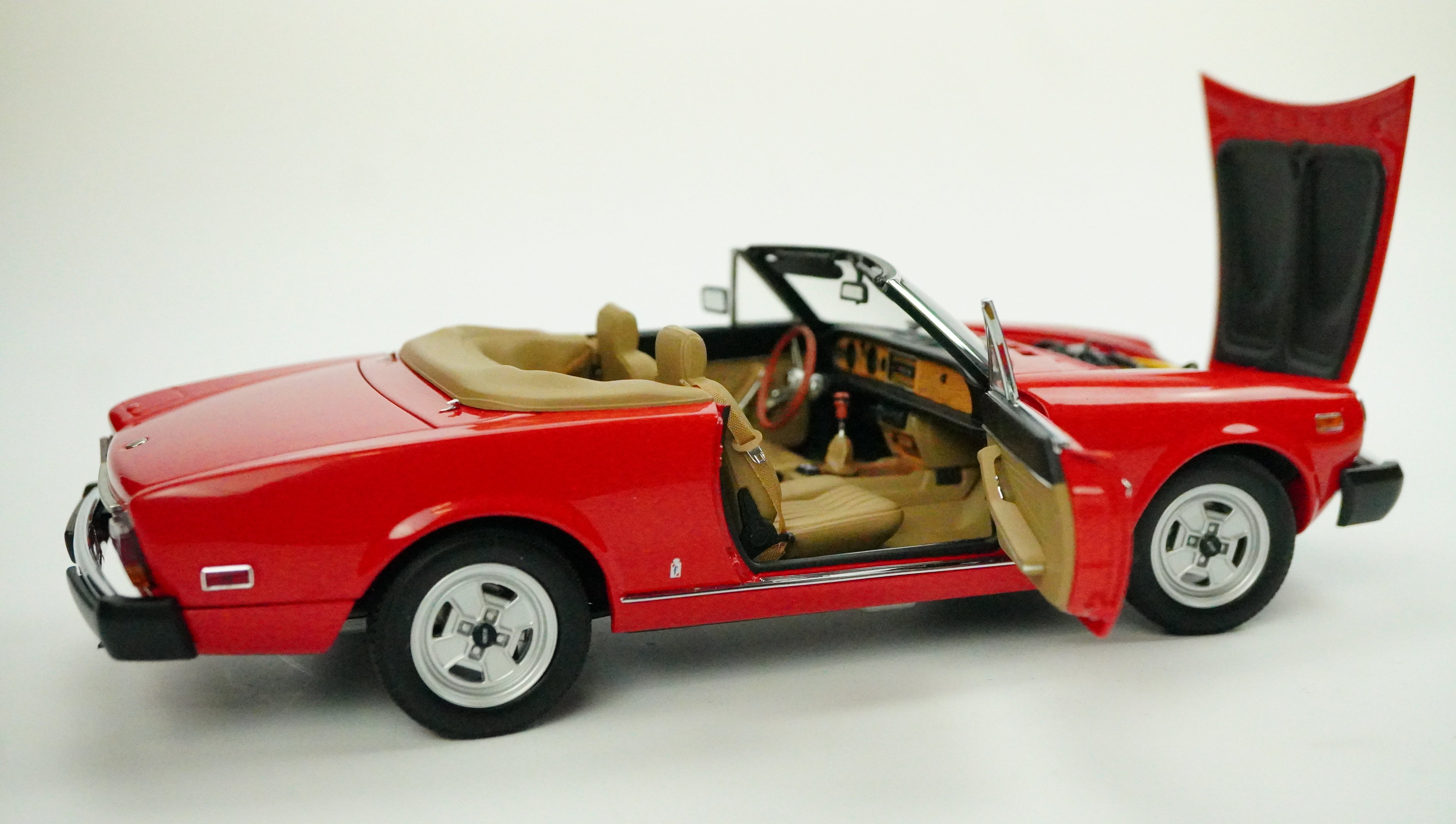 Fiat 124 Spider 1966 1:18