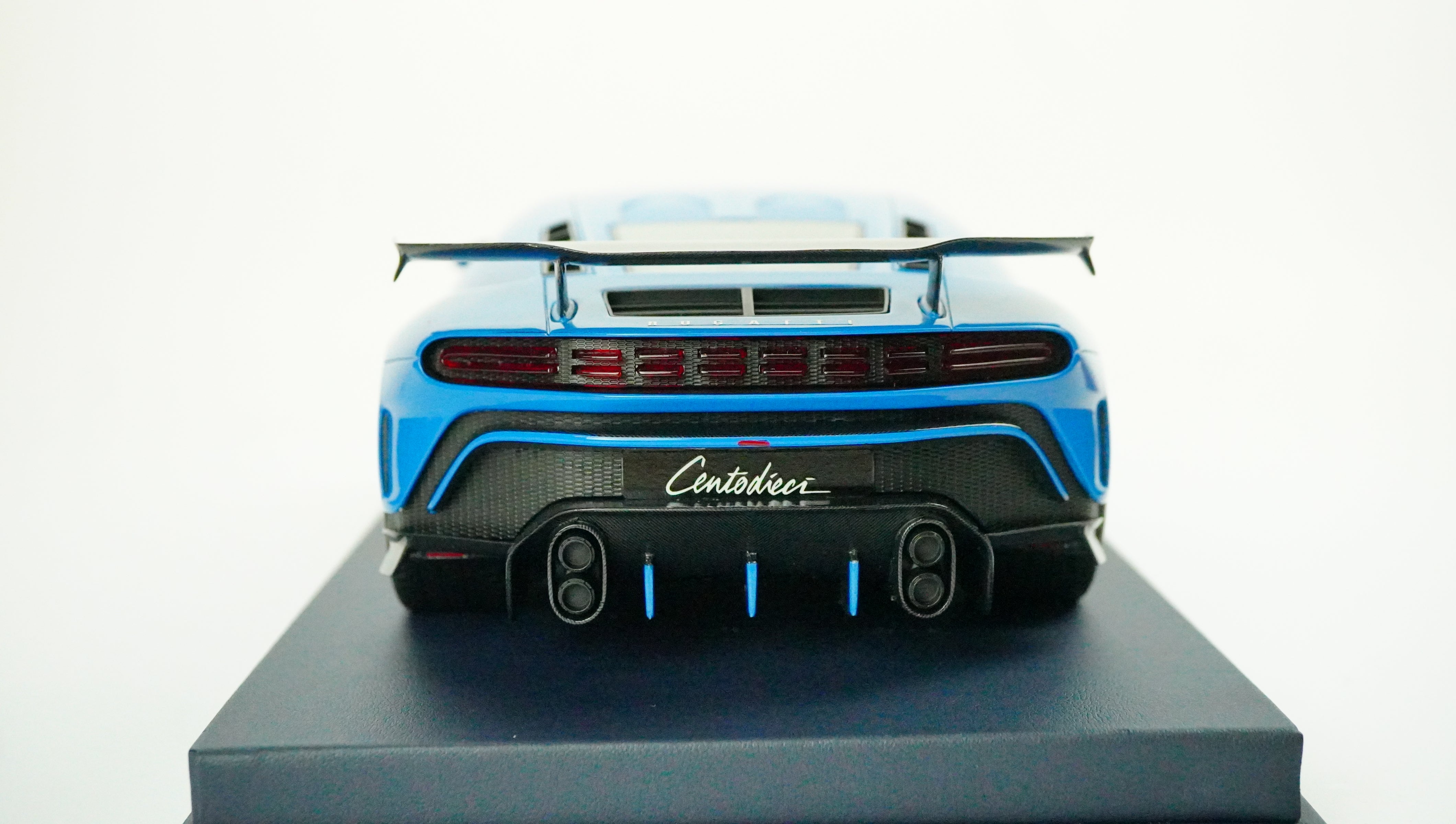 Bugatti Centodieci (incl. Showcase) 2023 1:18
