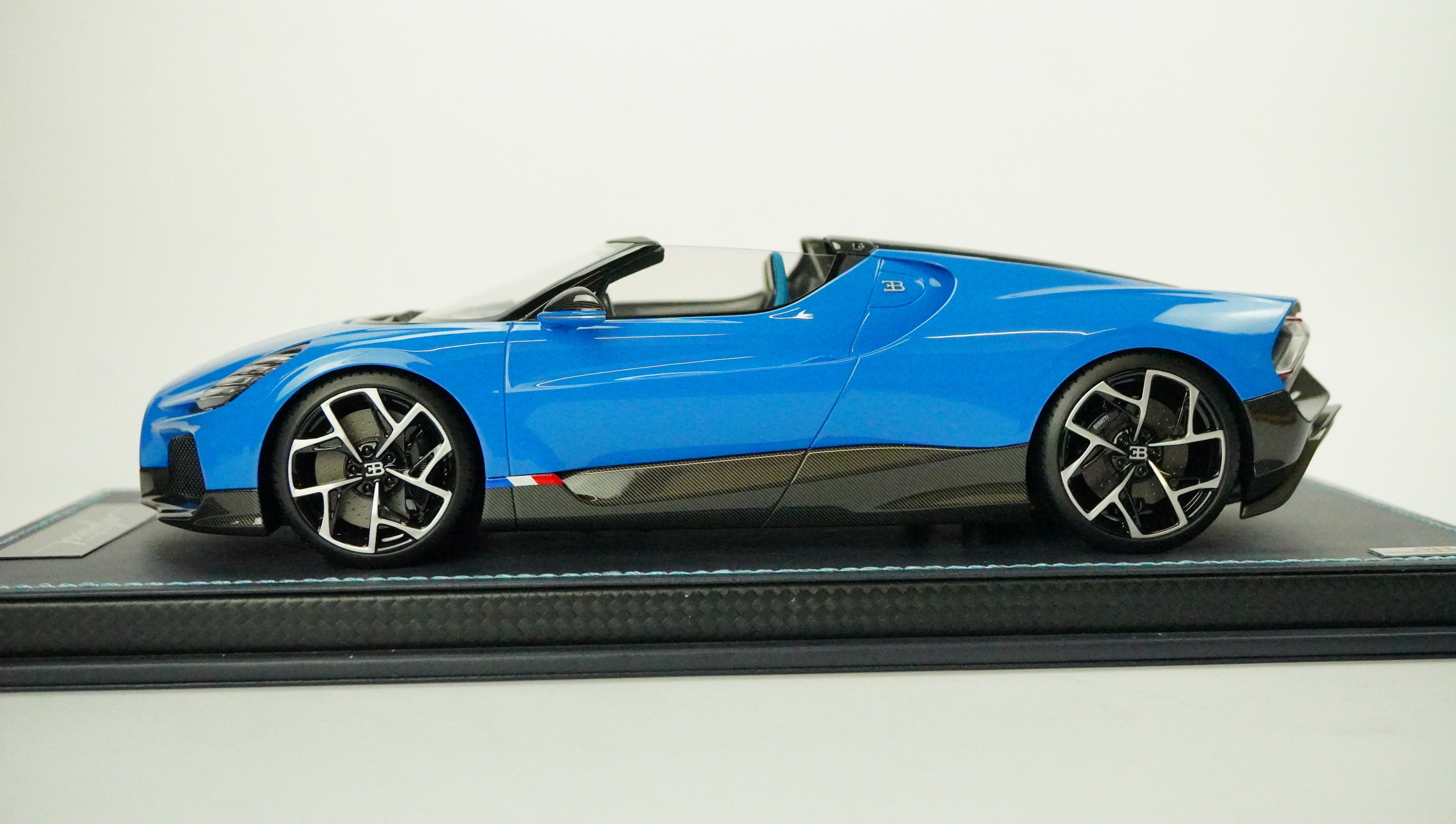 Bugatti Mistral W16 Spider Limited (incl. Showcase) 2023 1:18