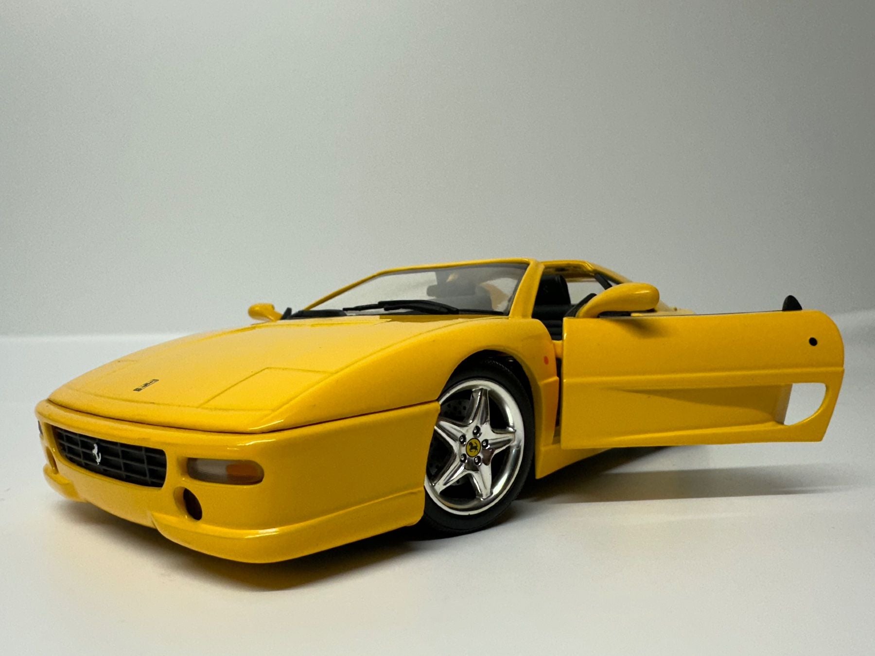 Ferrari F355 gelb neu 1:18