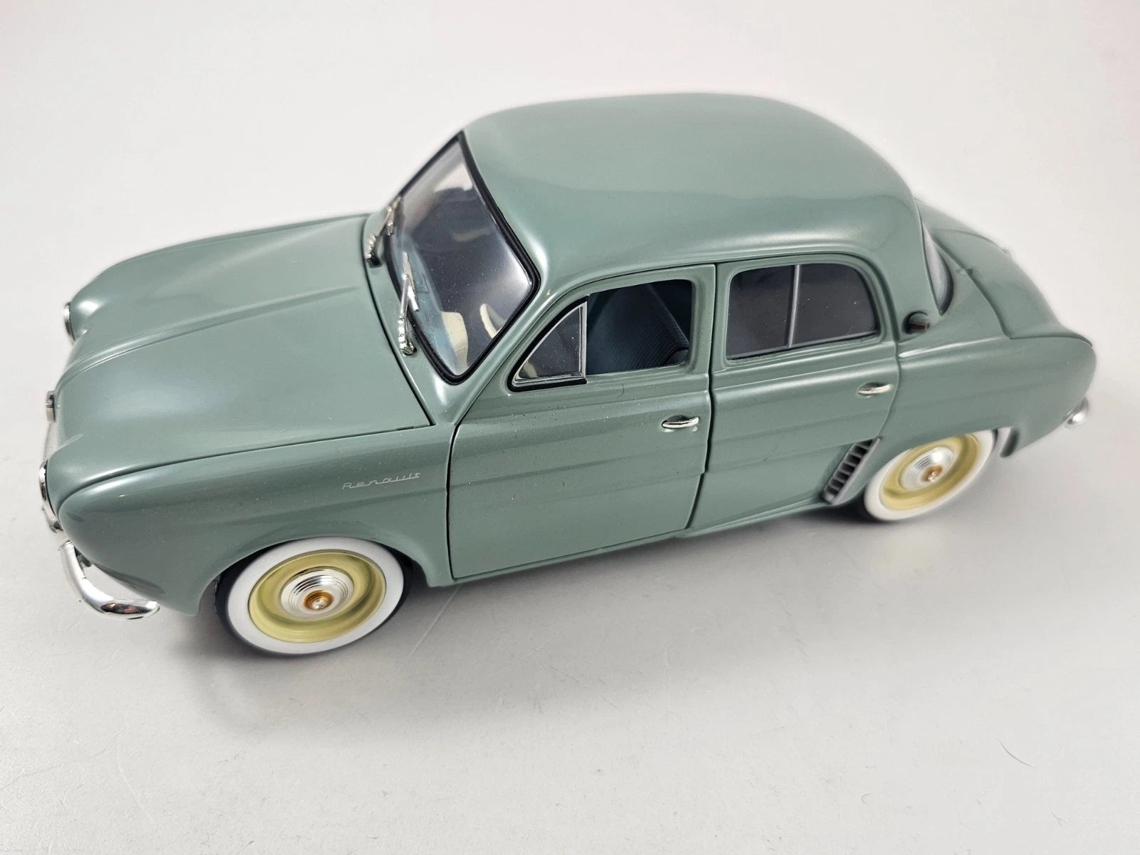 Renault Dauphine 1958 1:18 Hot