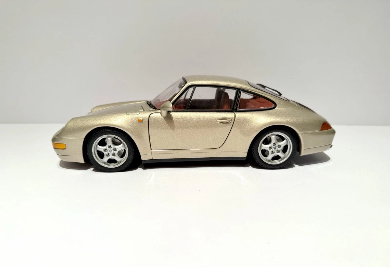 Porsche 911 (993) Coupe gold