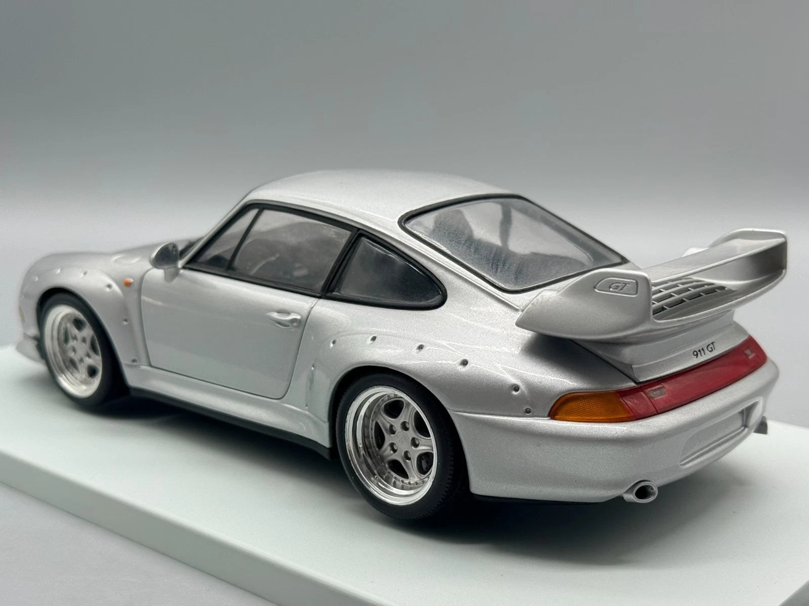 Porsche 911 GT2 1997 1:18