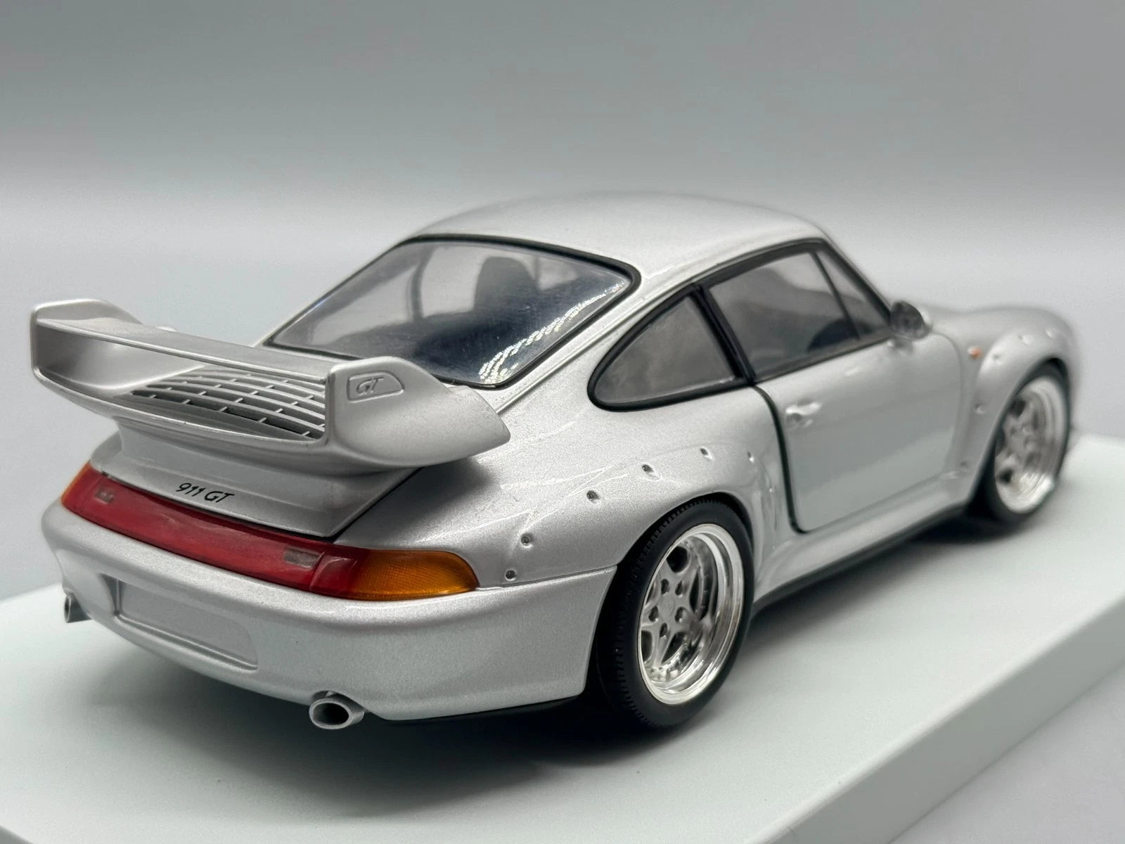 Porsche 911 GT2 1997 1:18