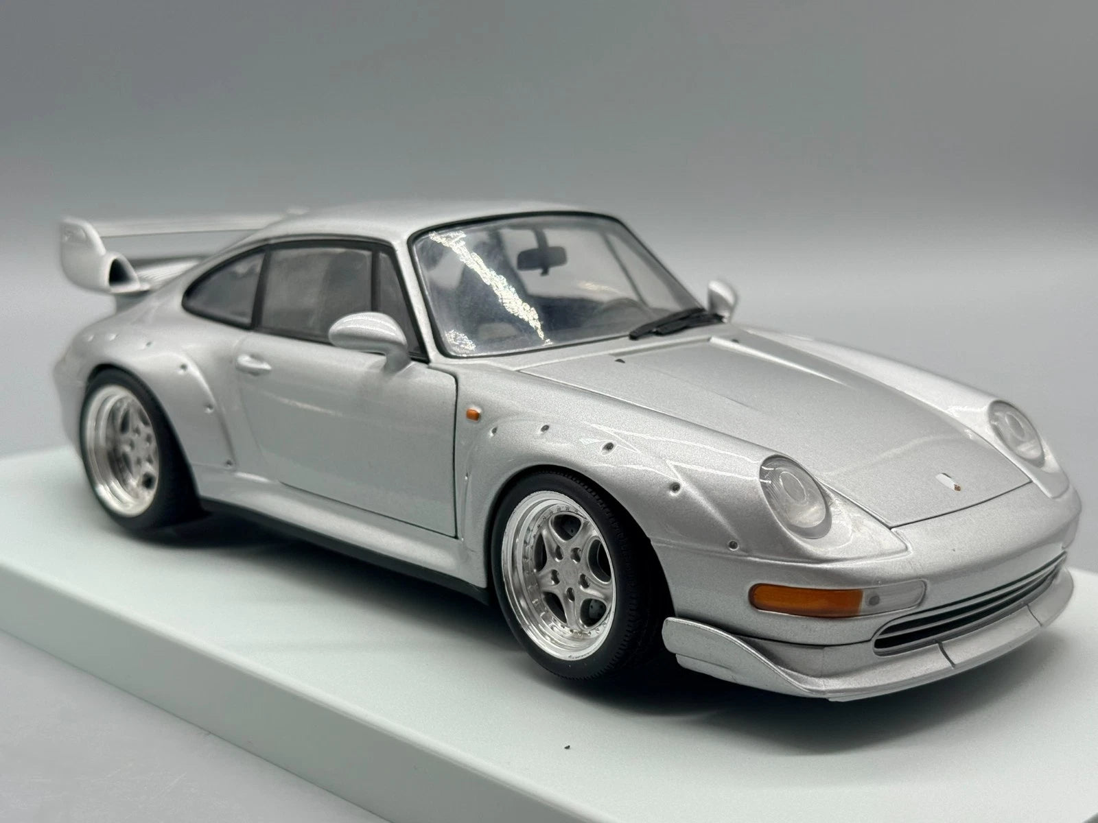 Porsche 911 GT2 1997 1:18