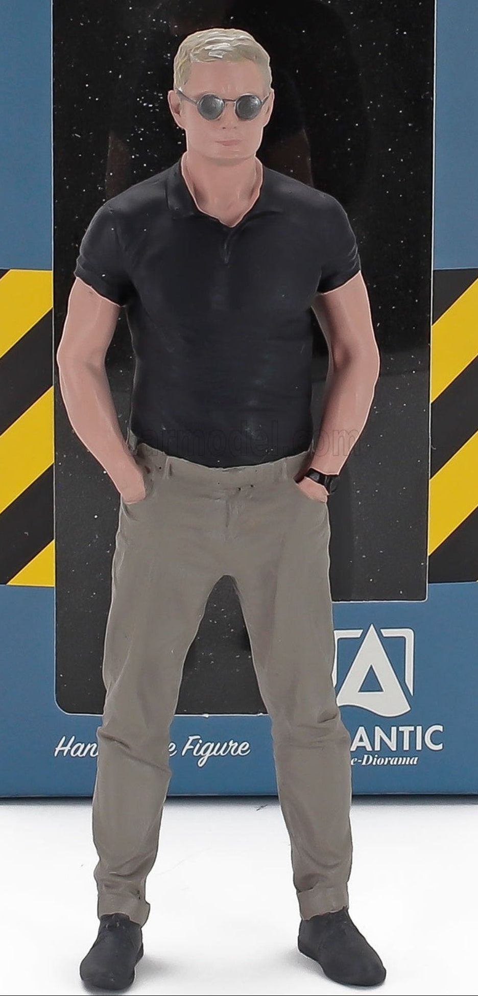 Mann im schwarzen Shirt 1:18
