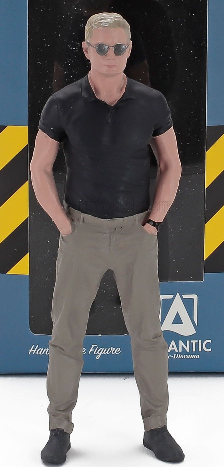 Mann im schwarzen Shirt 1:18