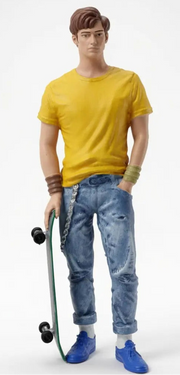 Juner Mann mit Skateboard 1:18
