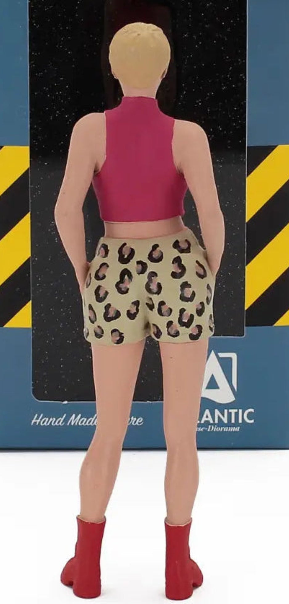 Frau mit gemusterten Shorts 1:18