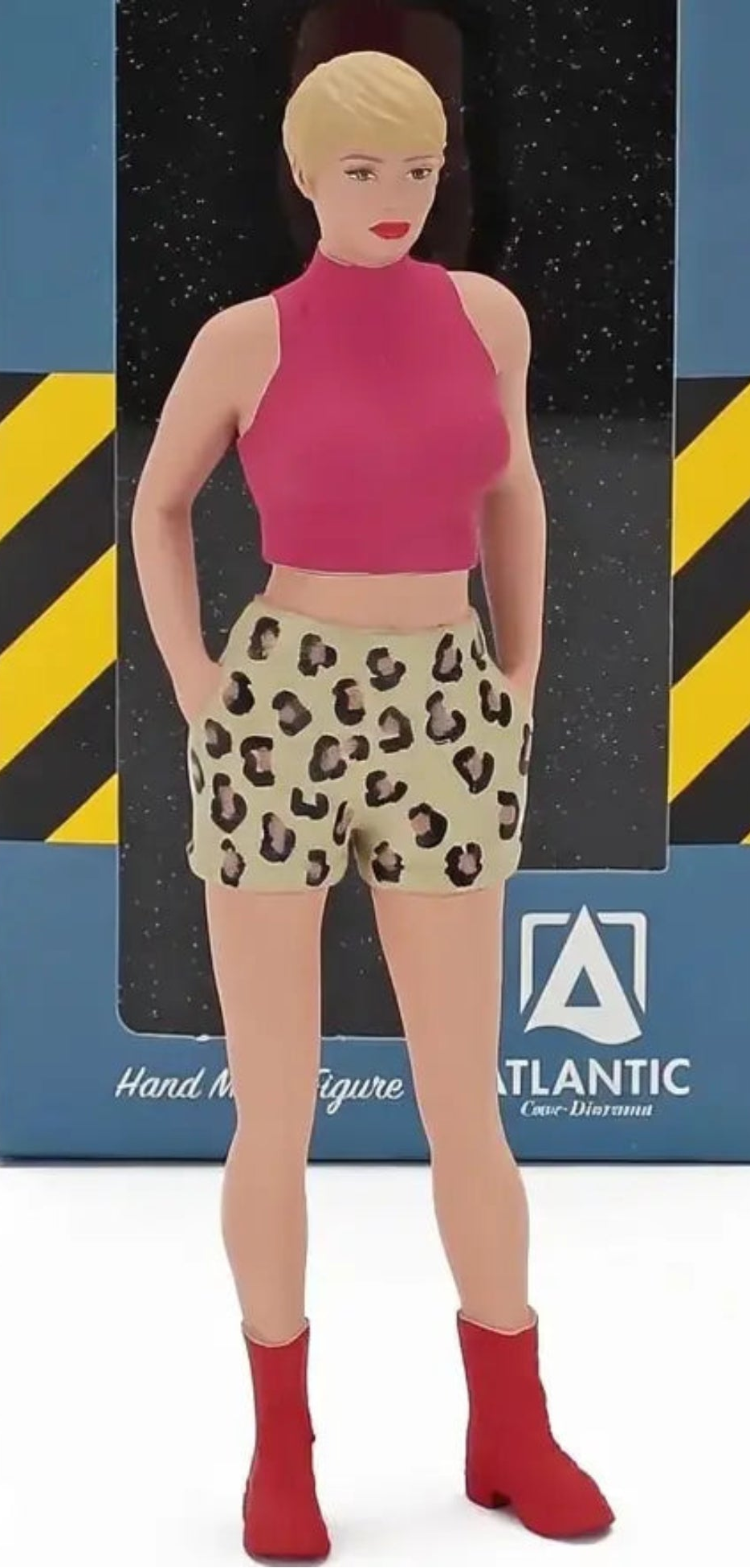 Frau mit gemusterten Shorts 1:18