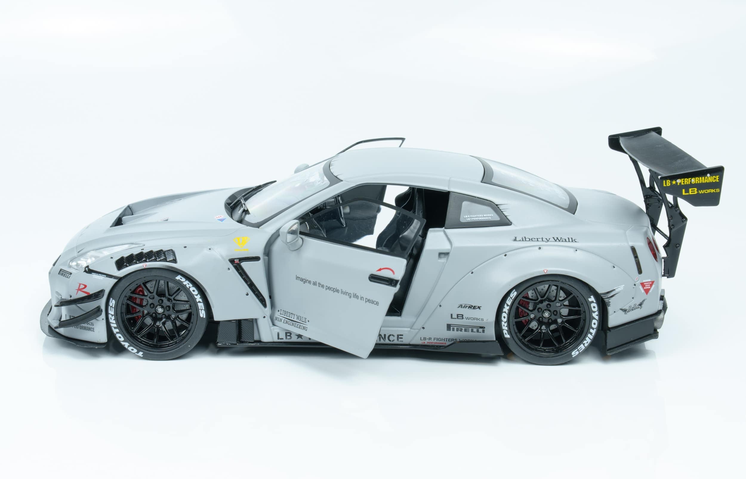 Nissan GT-R (R35) LBW Type 2.0 1:18