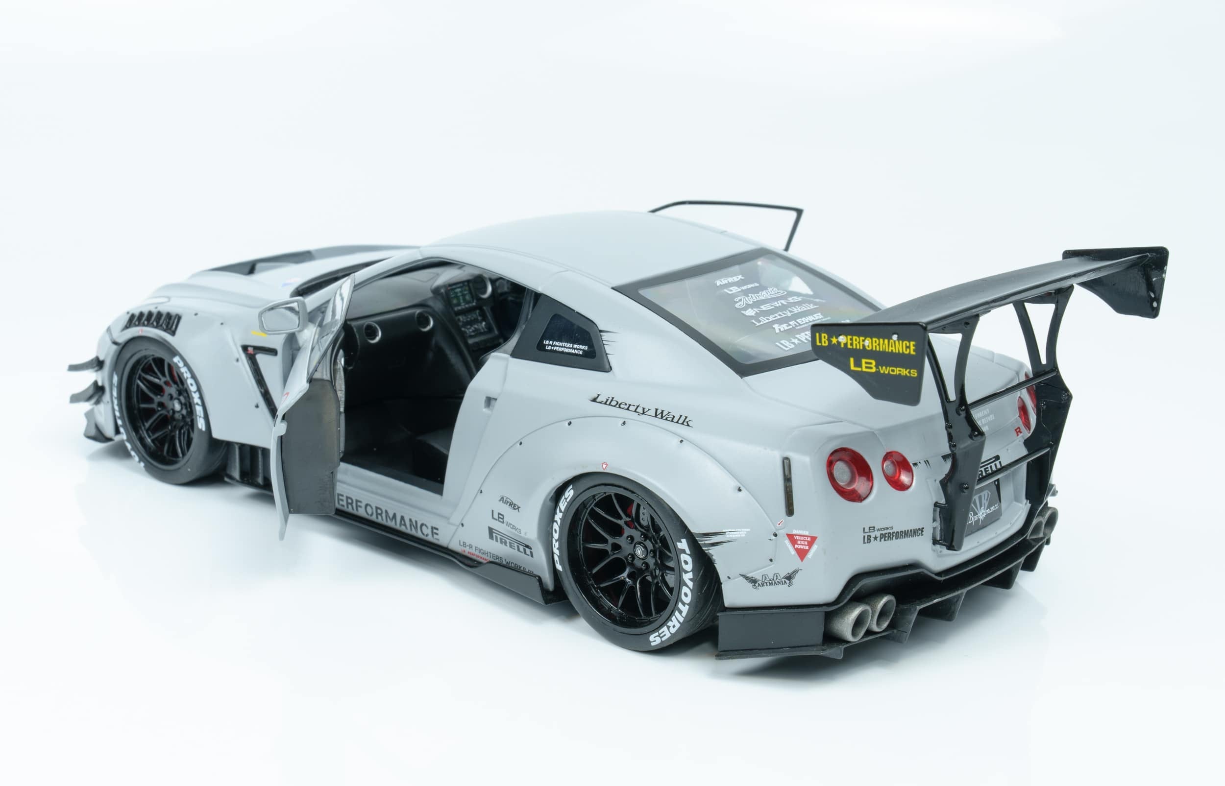 Nissan GT-R (R35) LBW Type 2.0 1:18
