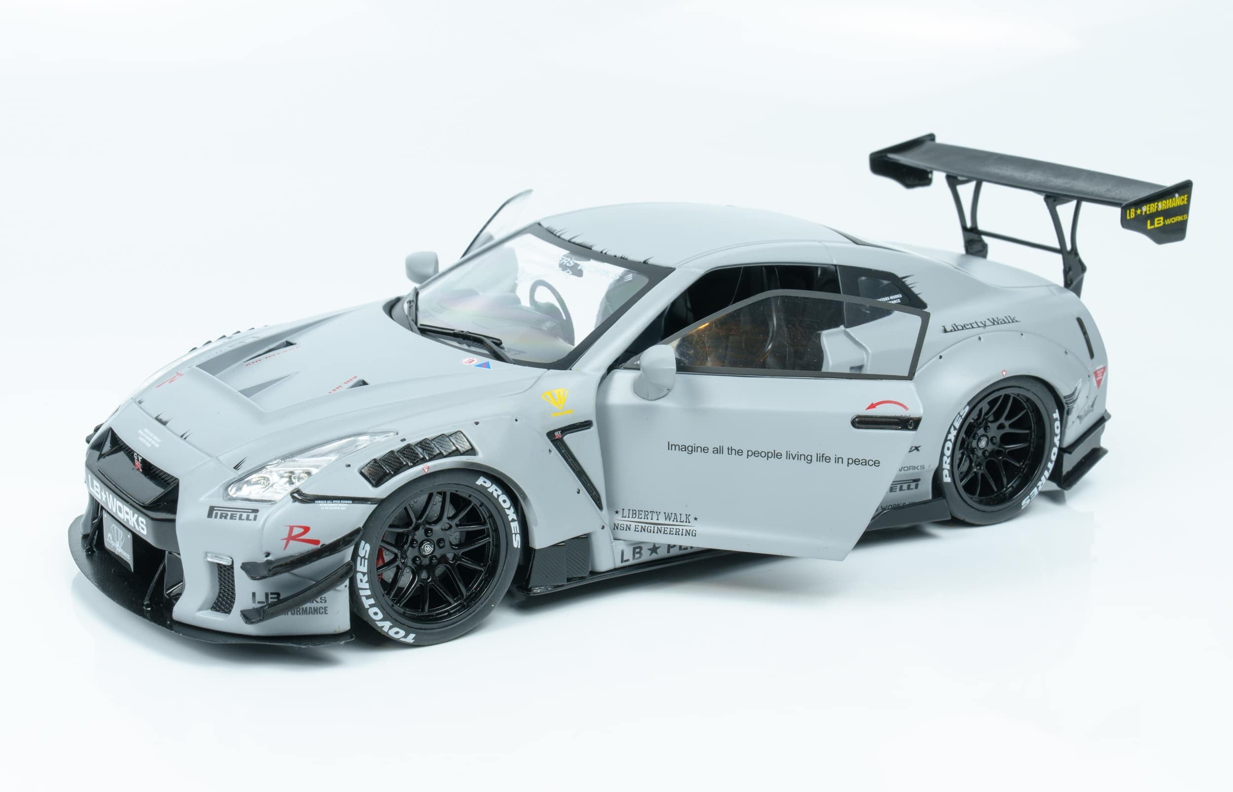 Nissan GT-R (R35) LBW Type 2.0 1:18