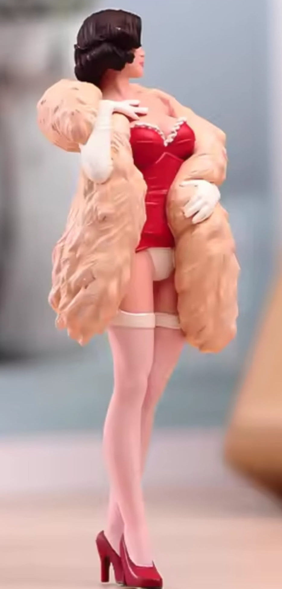 Gogo-Girl mit Pelz-Stola 1:18