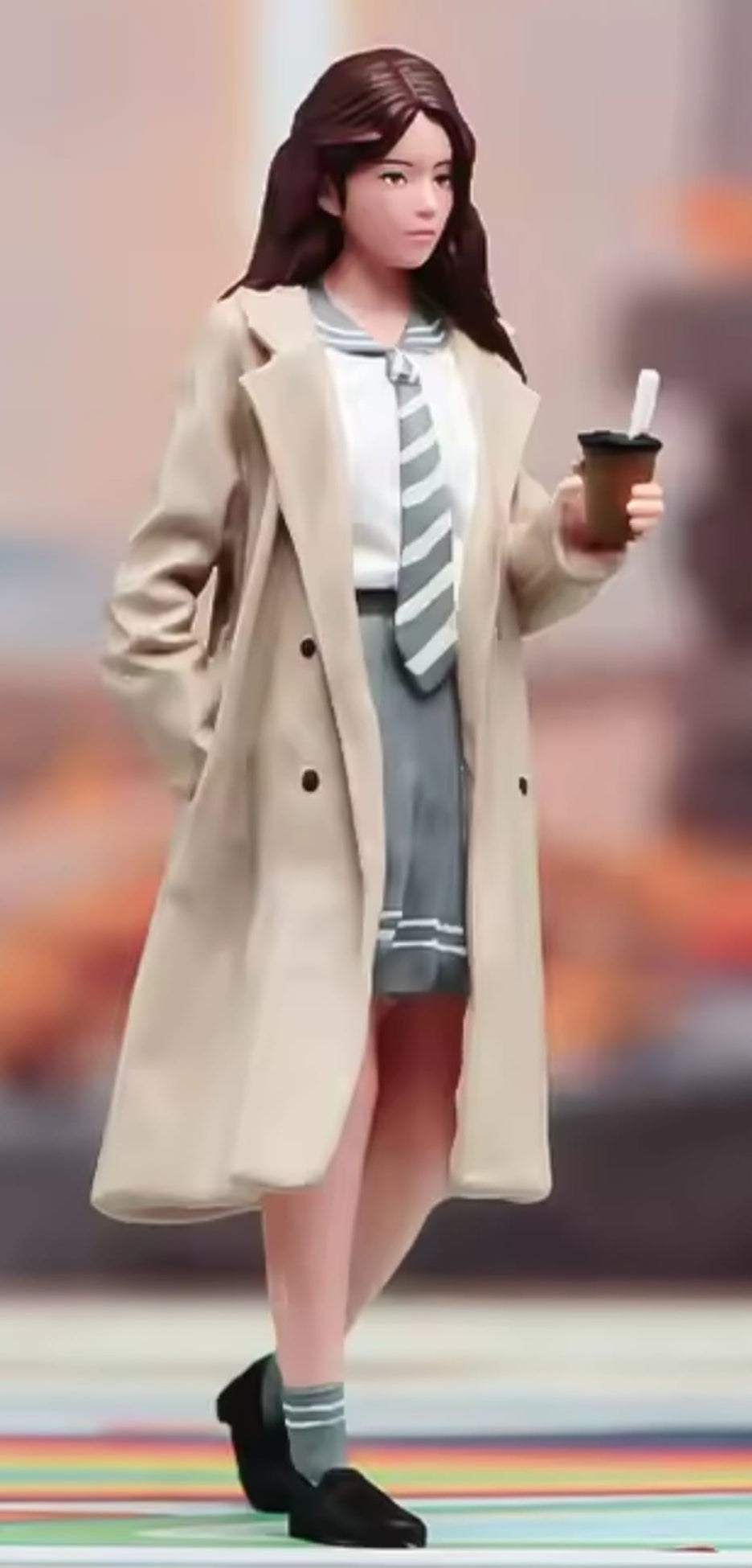 Frau mit Regenmantel 1:18