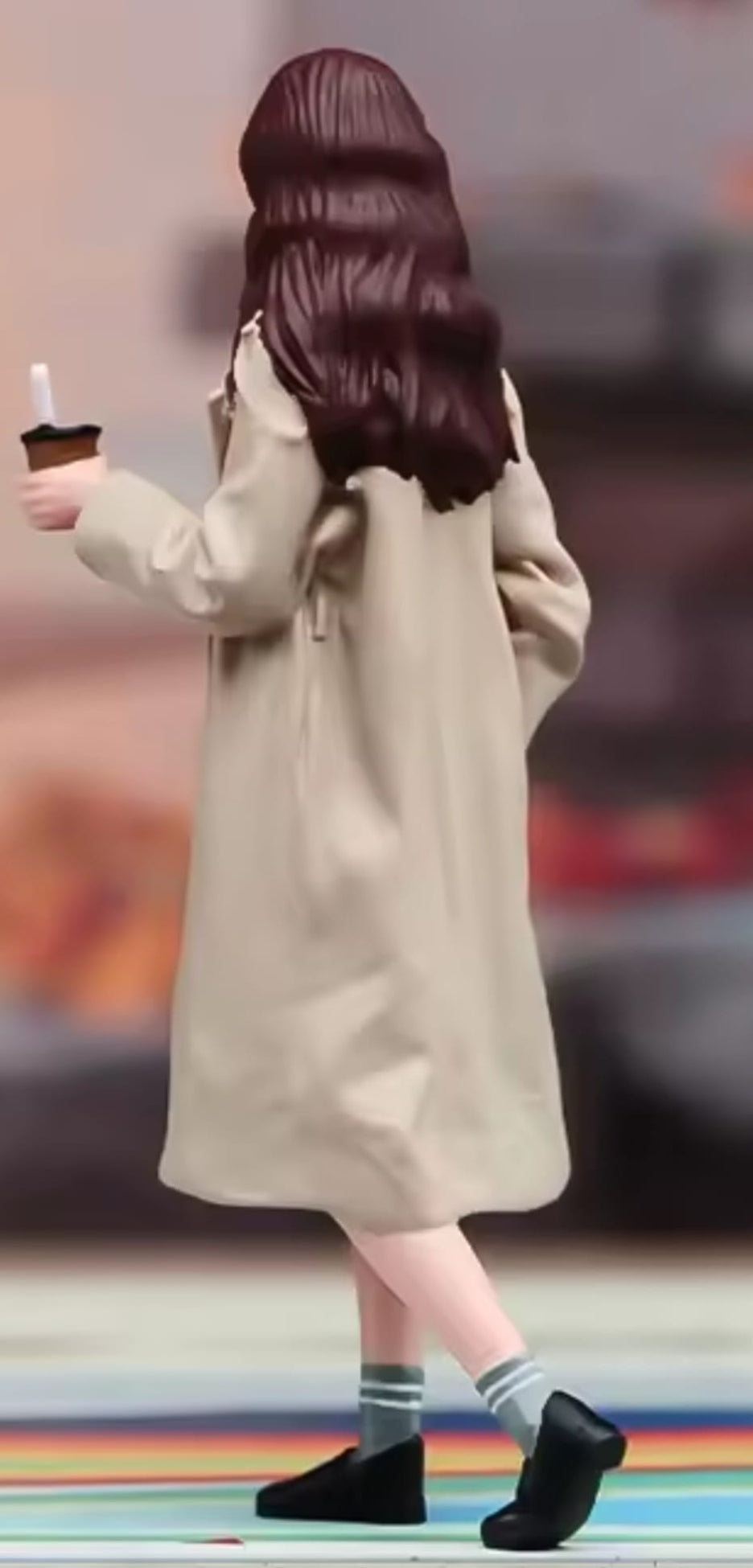 Frau mit Regenmantel 1:18