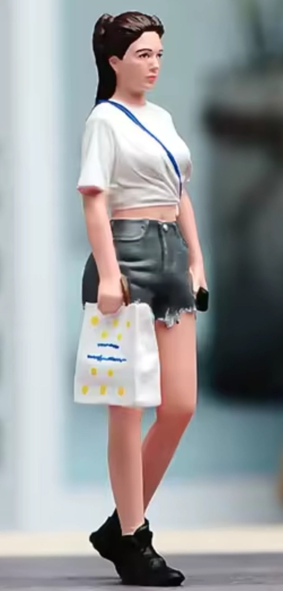 Mädchen mit Hotpants 1:18